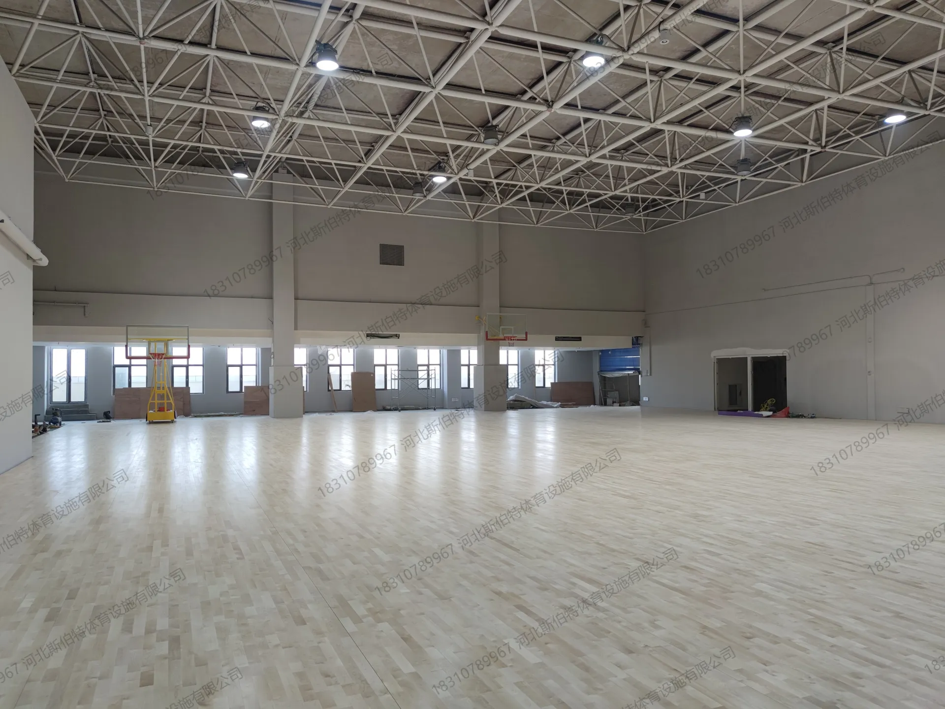 施工过程：枫桦木A级面板铺装，浅色原木色，纹理清晰