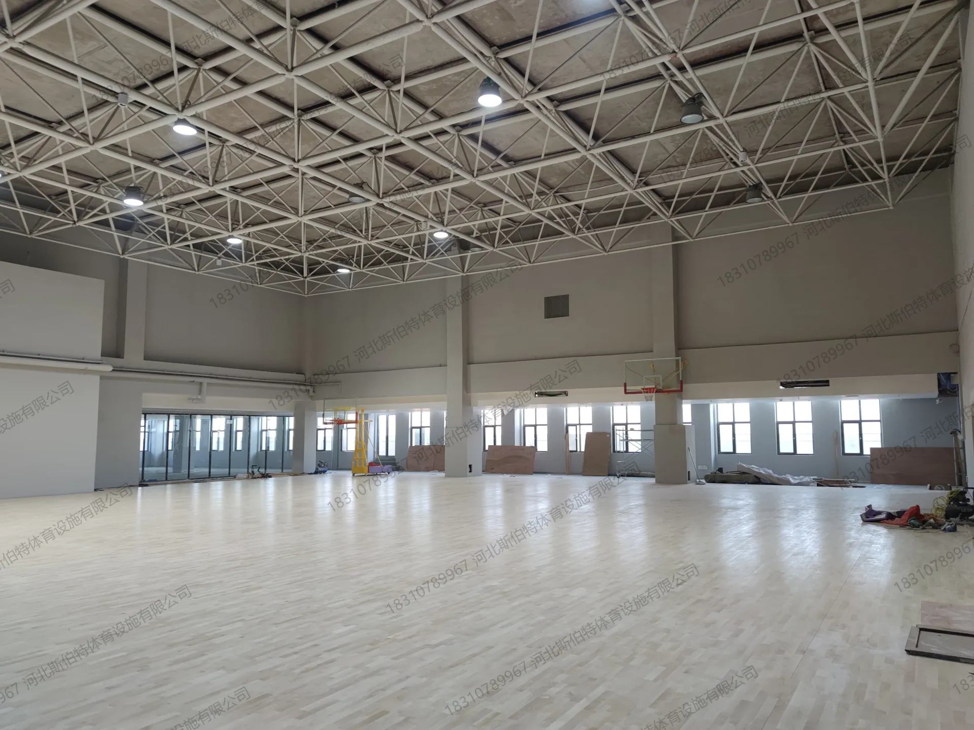 完工实景：地板铺装完成，浅木色枫桦木A级面板，表面光洁