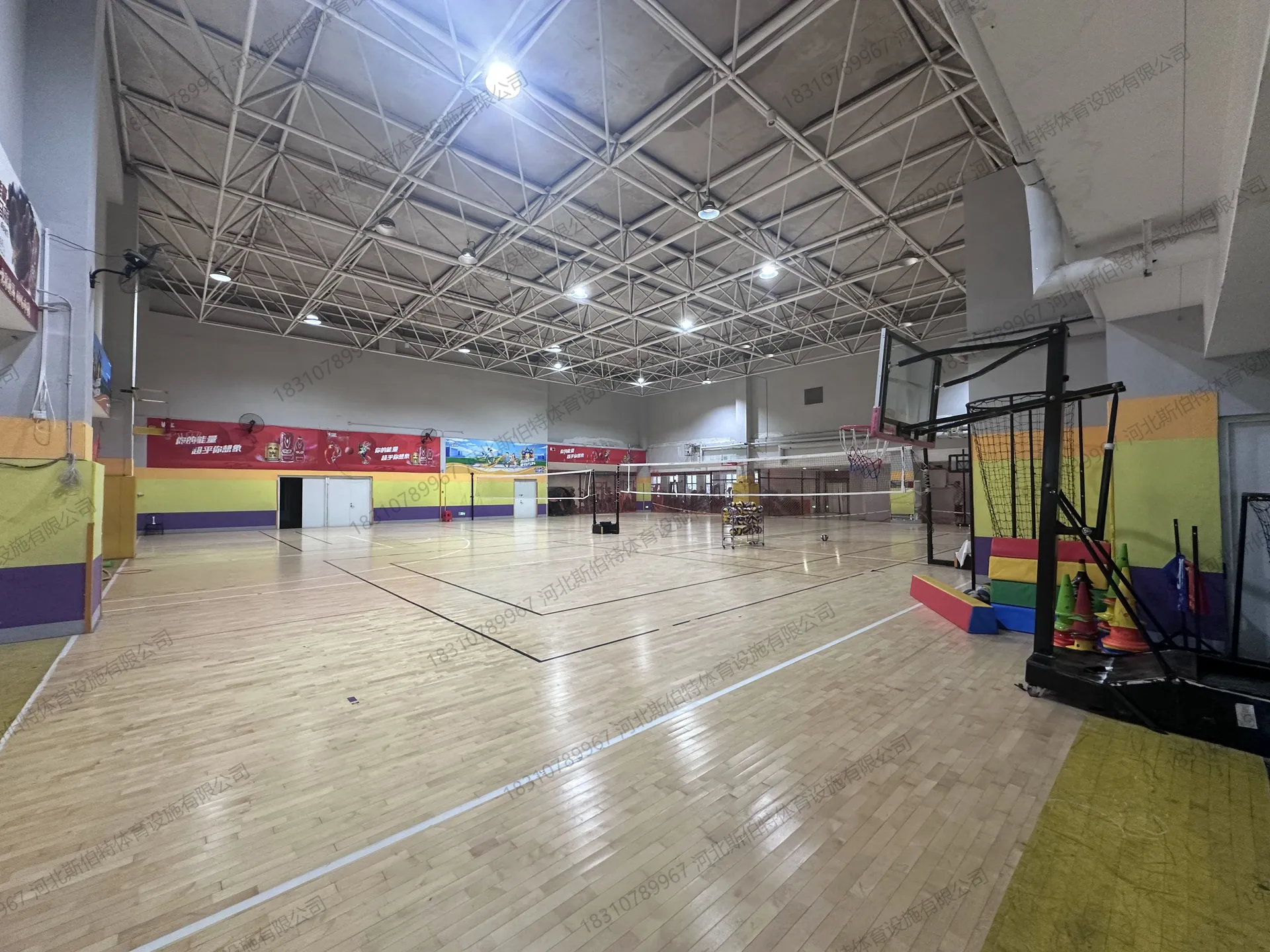 施工过程:二手枫桦木面板铺设中,旧钉孔和磨损痕迹可见
