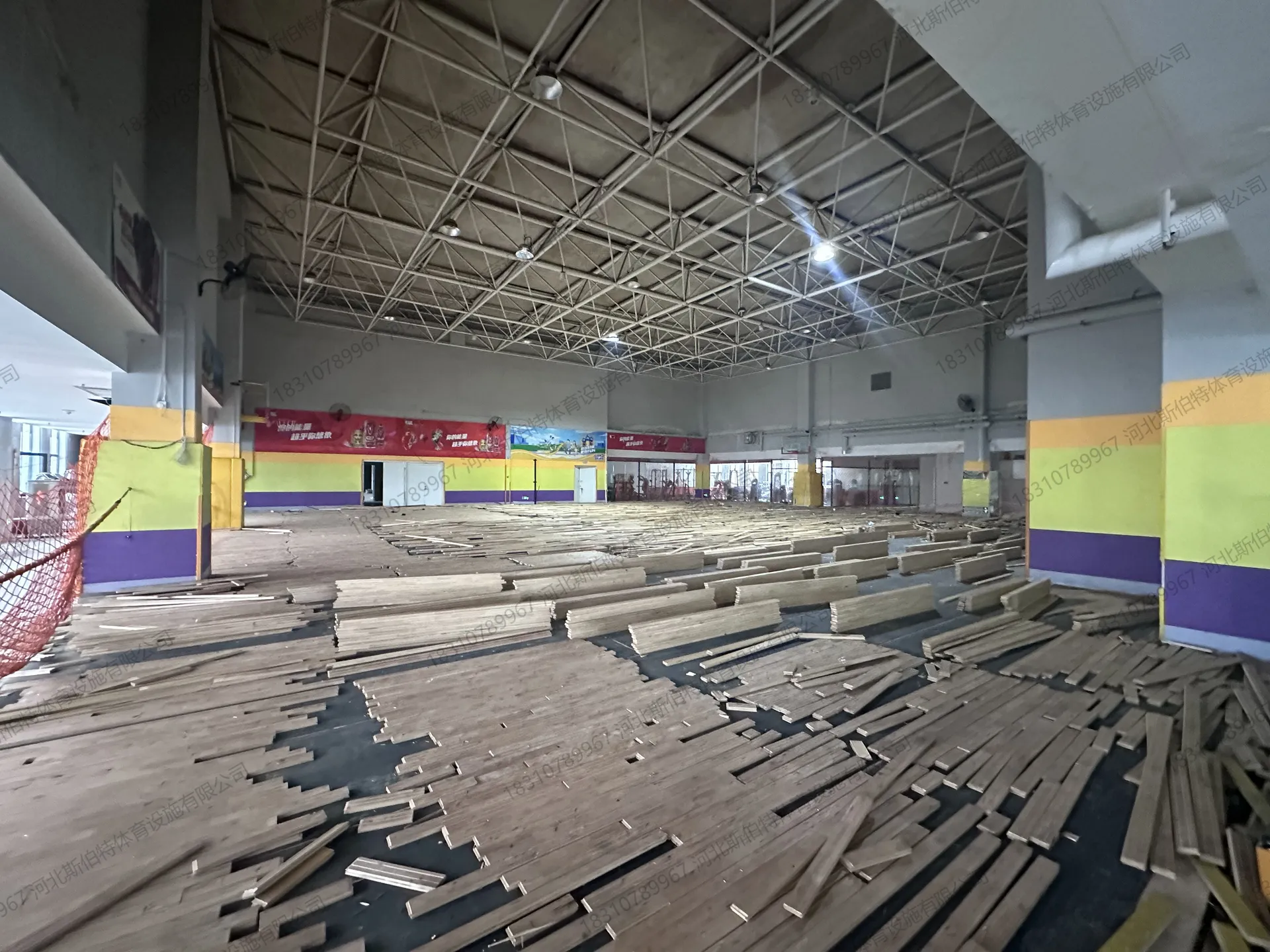 完工全景:侧面视角,场地纵深感强,墙面广告牌和软包就位