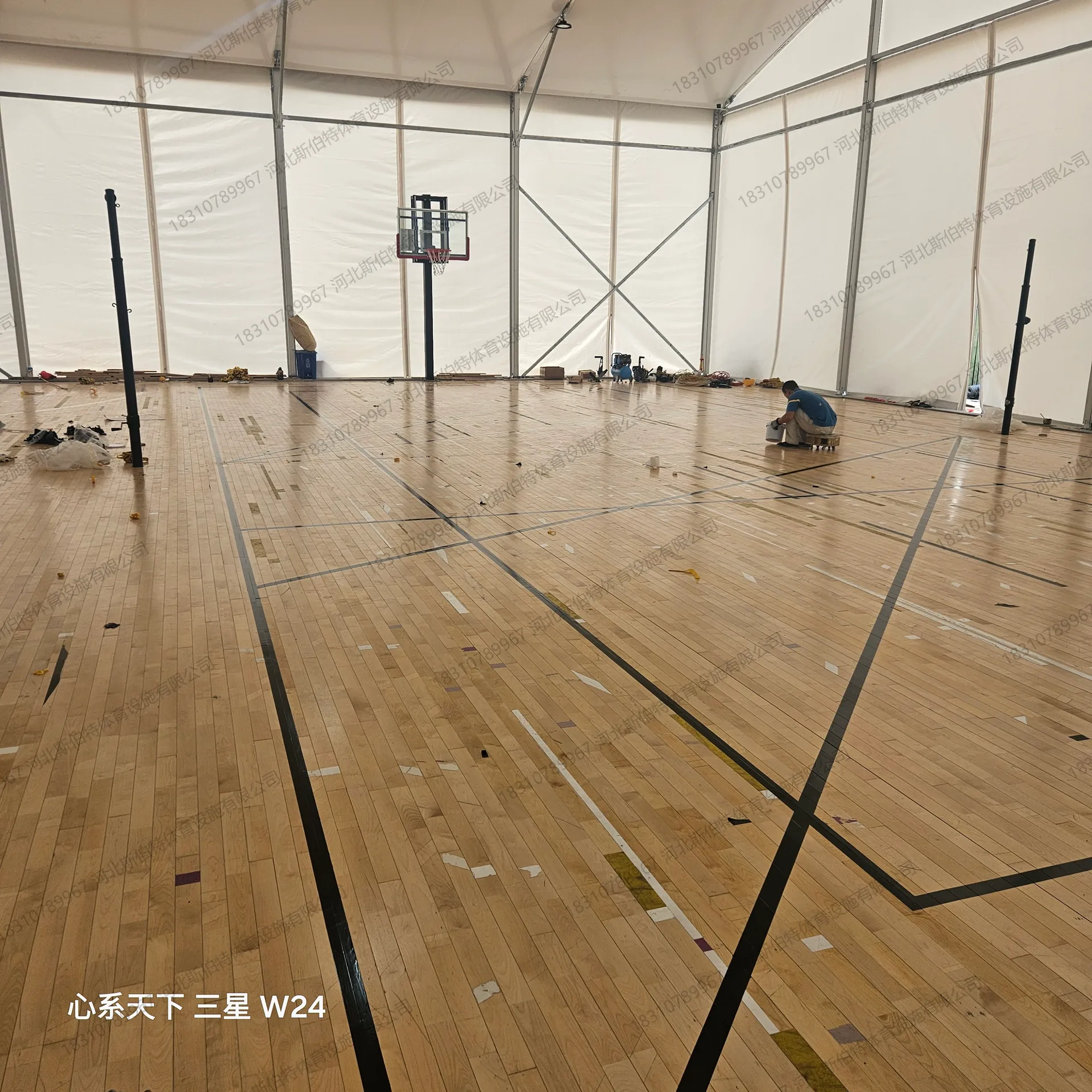 完工实景:另一角度,地板光洁,标线清晰,篷房馆空间