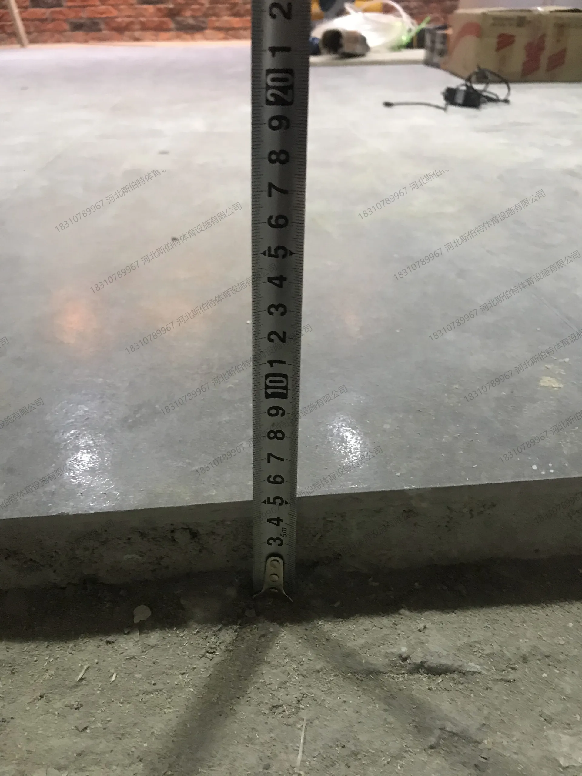 施工初期:毛坯水泥地面,卷尺量尺定位