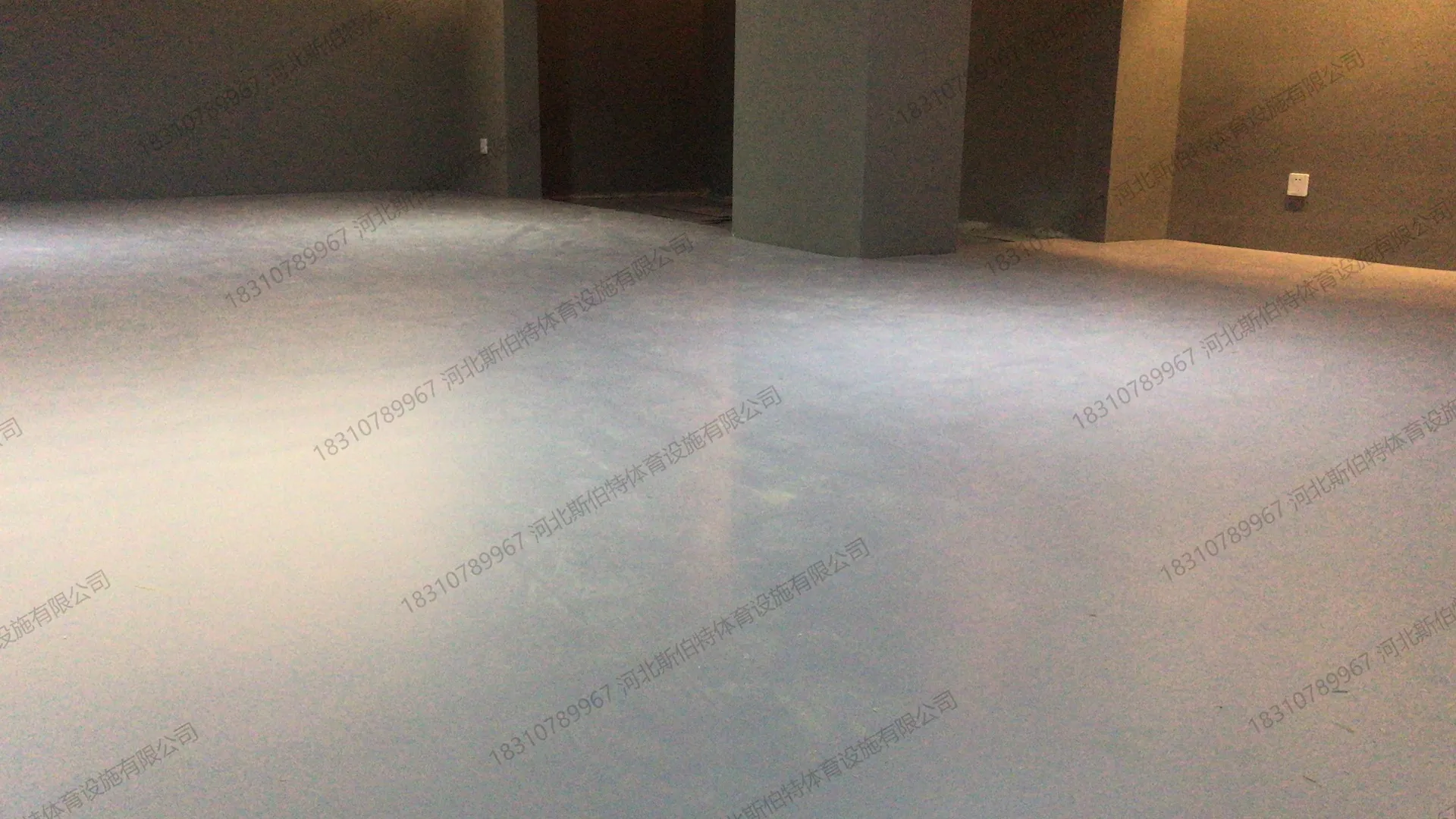 完工空间:地胶铺满,镜面墙与红砖墙对比,射灯暖光