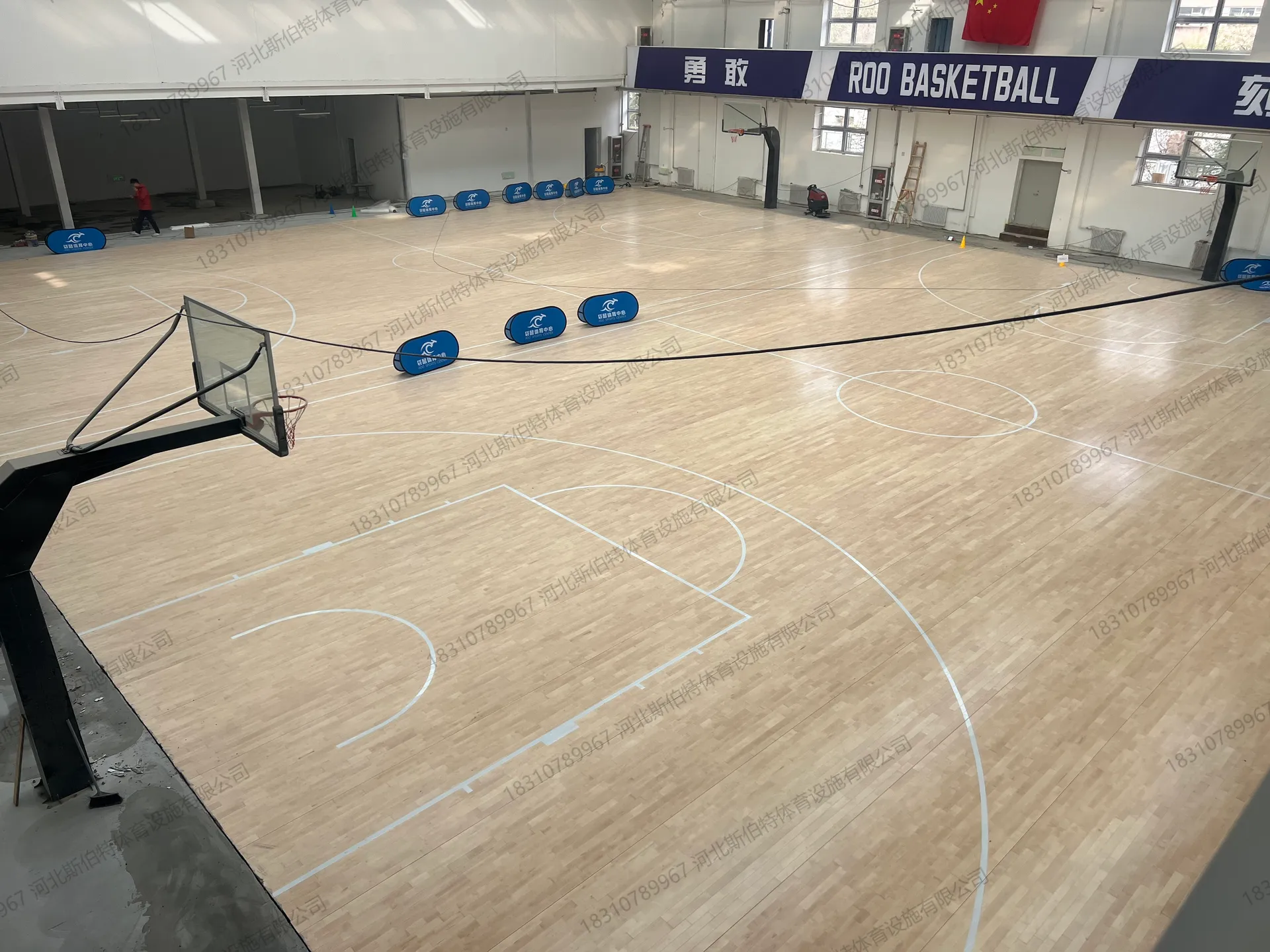 完工实景:标线划完,横幅与国旗上墙,场馆具备开业条件