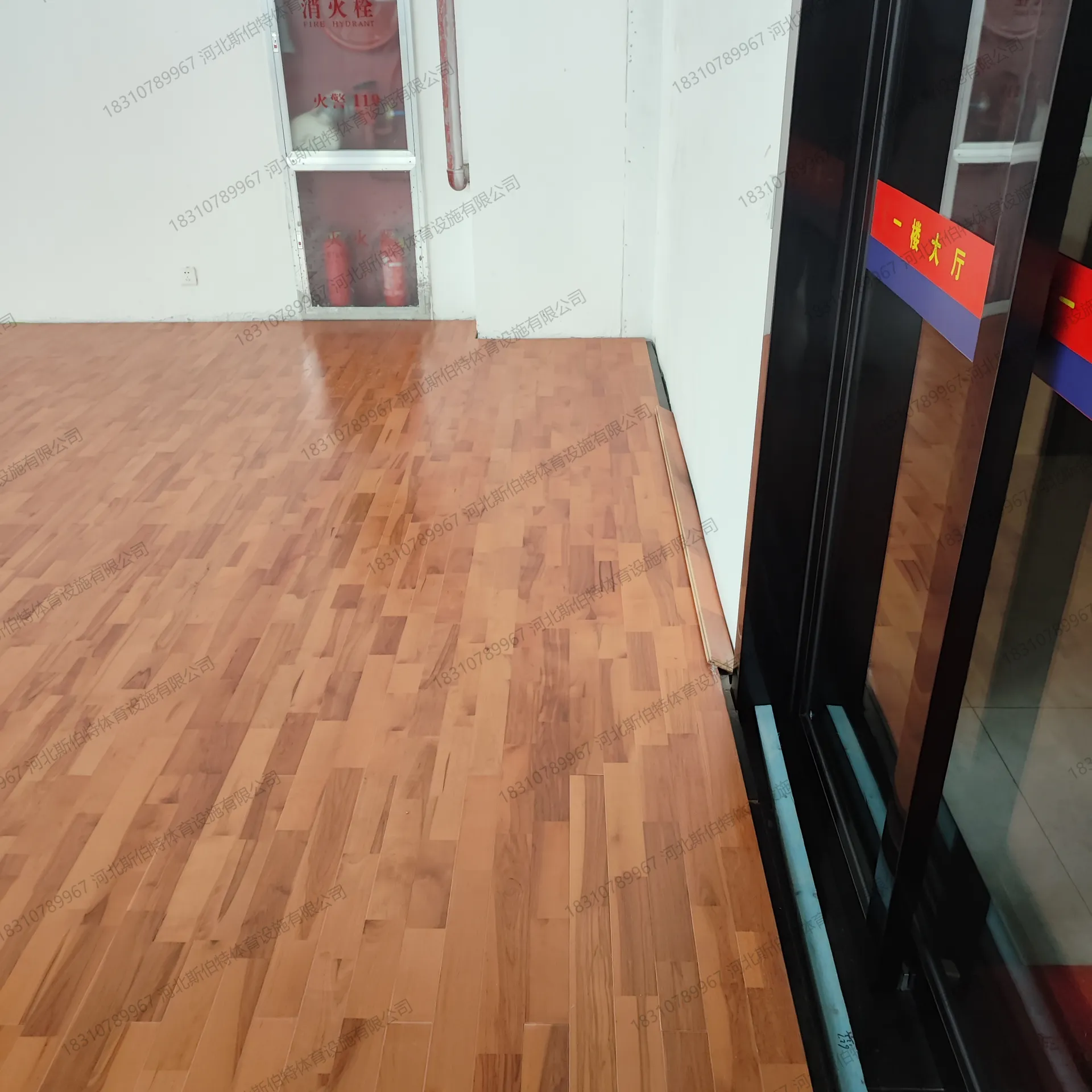 施工过程:面板铺装中,墙边消防箱可见消火栓与灭火器标识