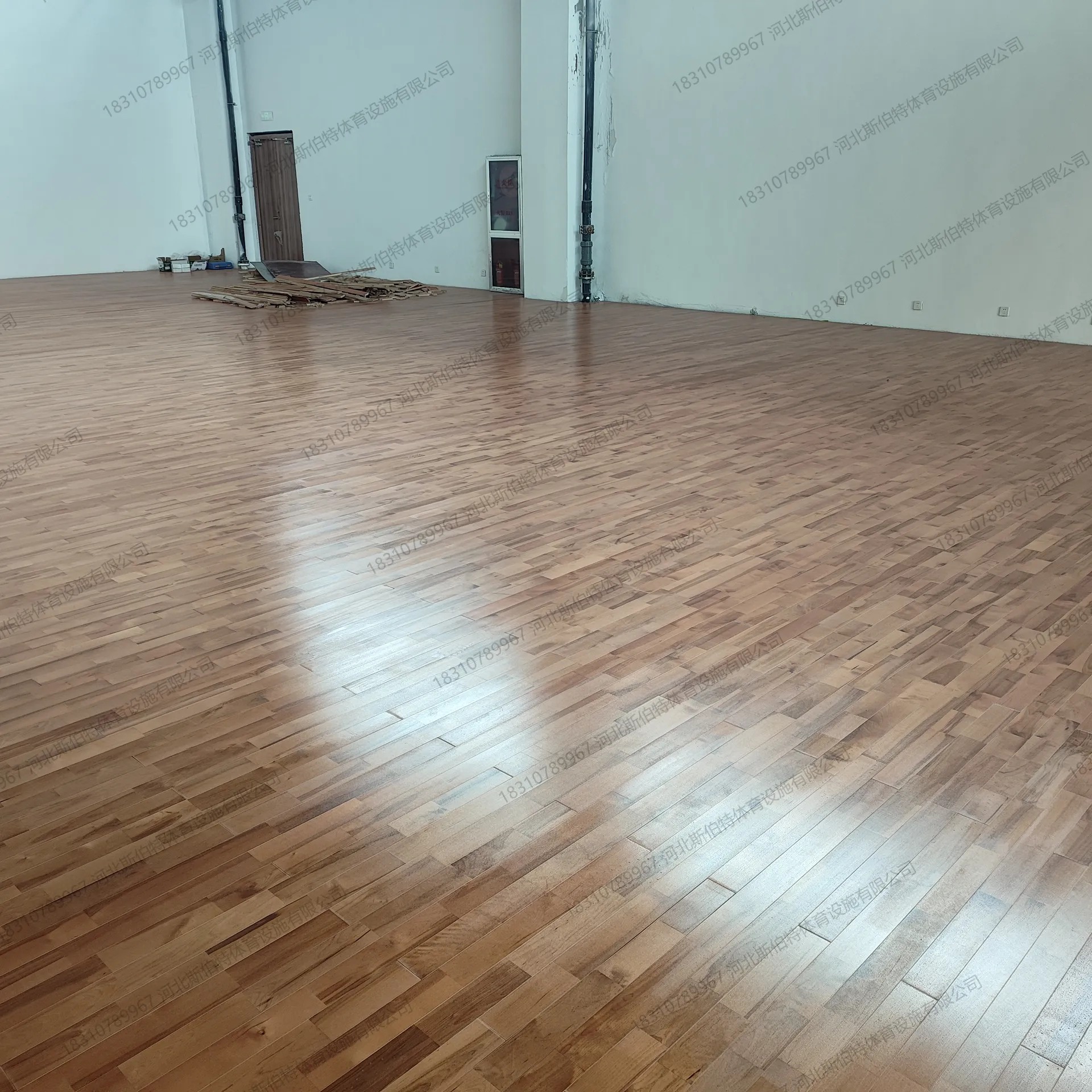 施工过程:面板铺装完成,白色墙面,消防队训练馆空间开阔