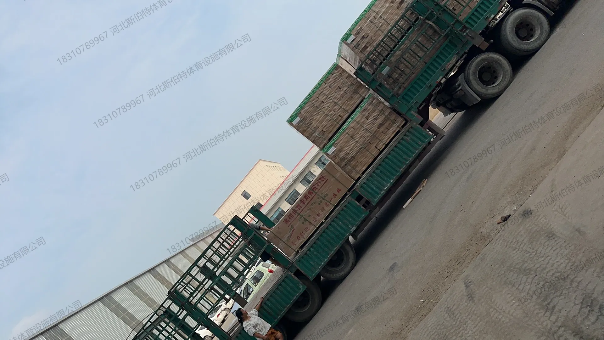 材料进场：货车满载枫桦木面板和龙骨材料，包装箱印有"高档体育专用多层地板"字样