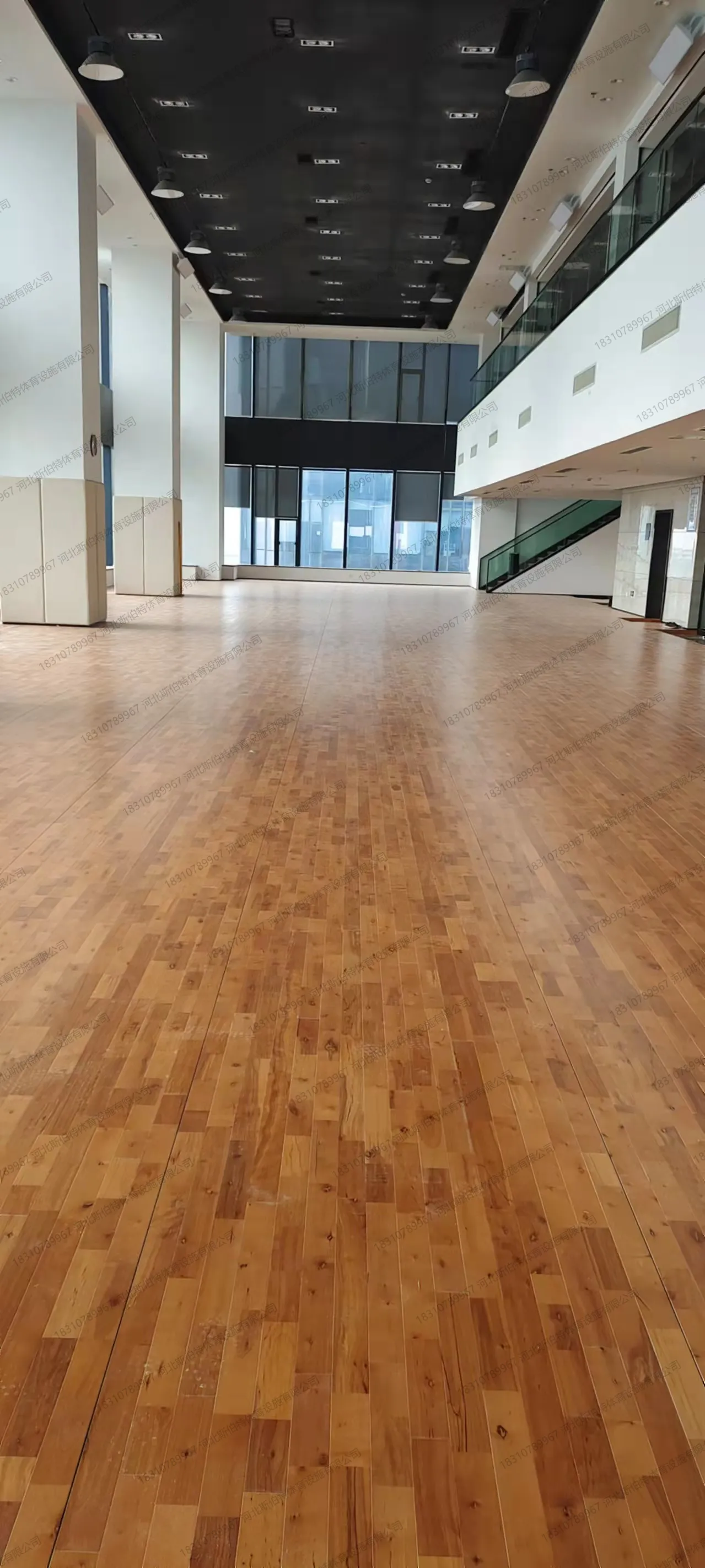 完工实景：地板铺装完成，木纹清晰，漆面光洁