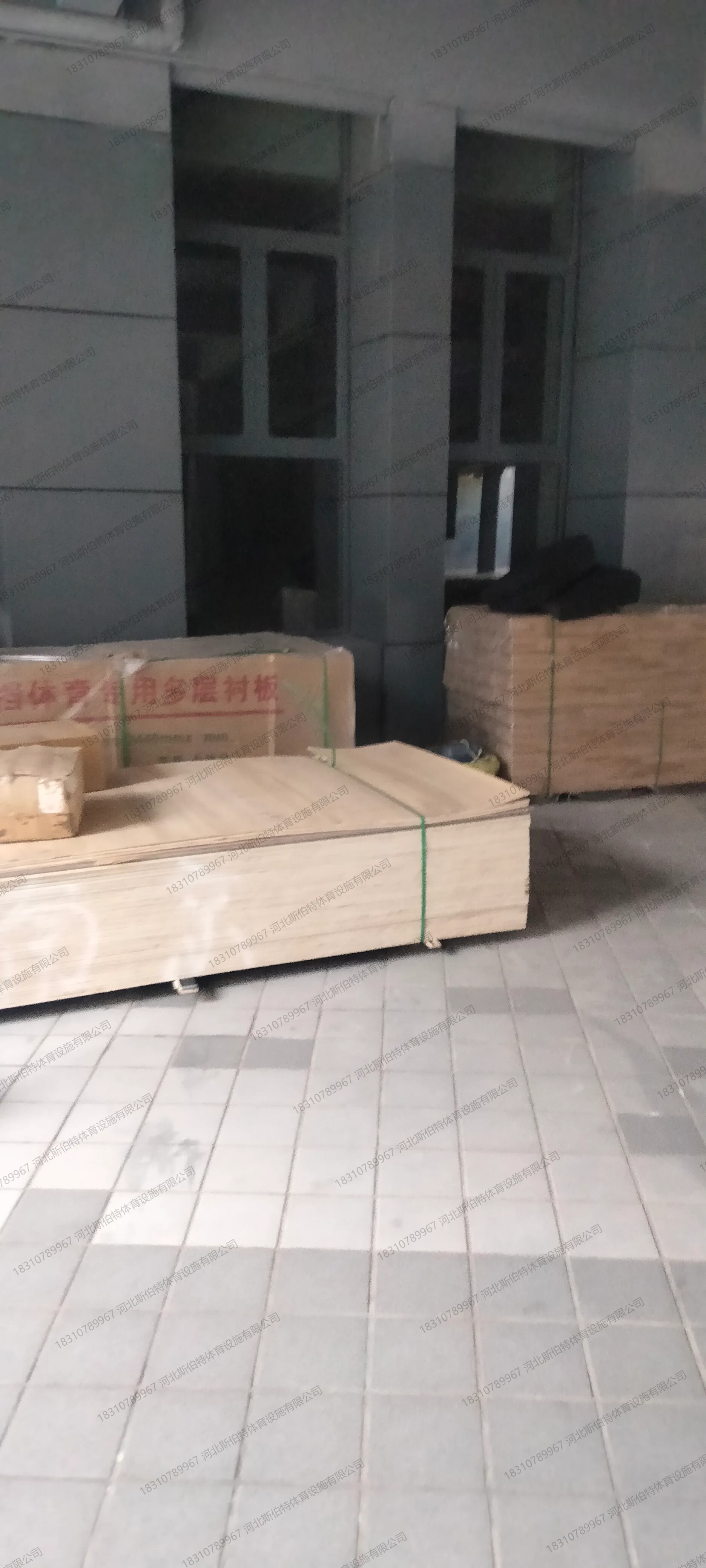 施工过程:龙骨铺设与面板铺装阶段,场地逐步成型