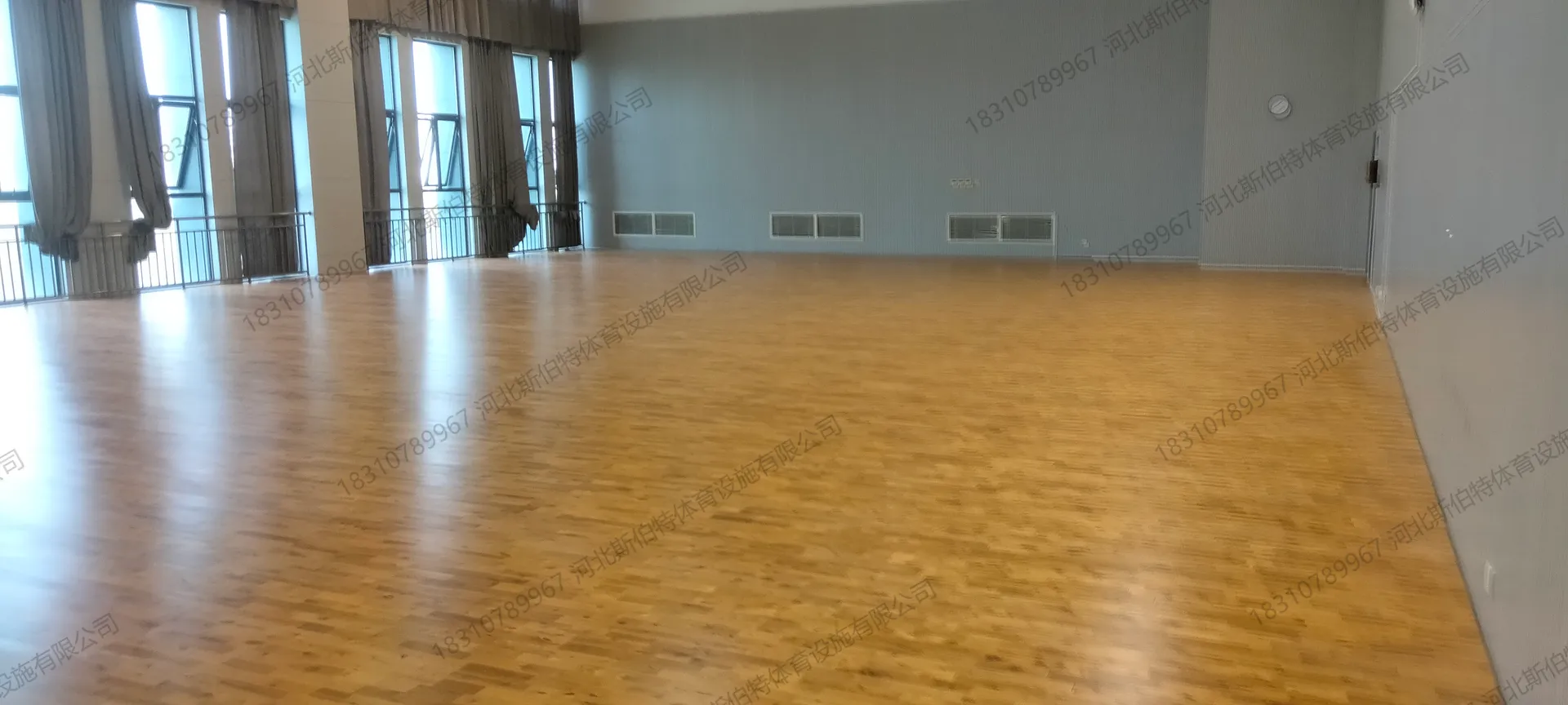 完工实景:枫桦木C级地板铺装完成,运动场地标线清晰