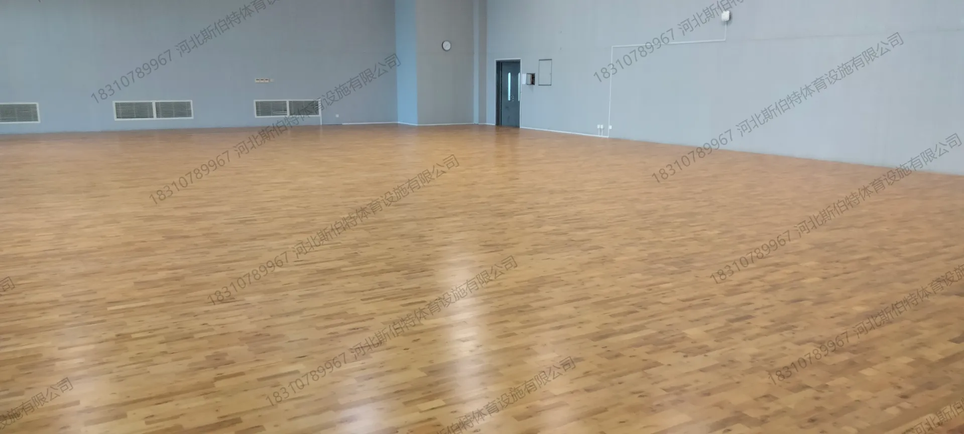 完工实景:面板铺装完成,上漆划线后场地交付