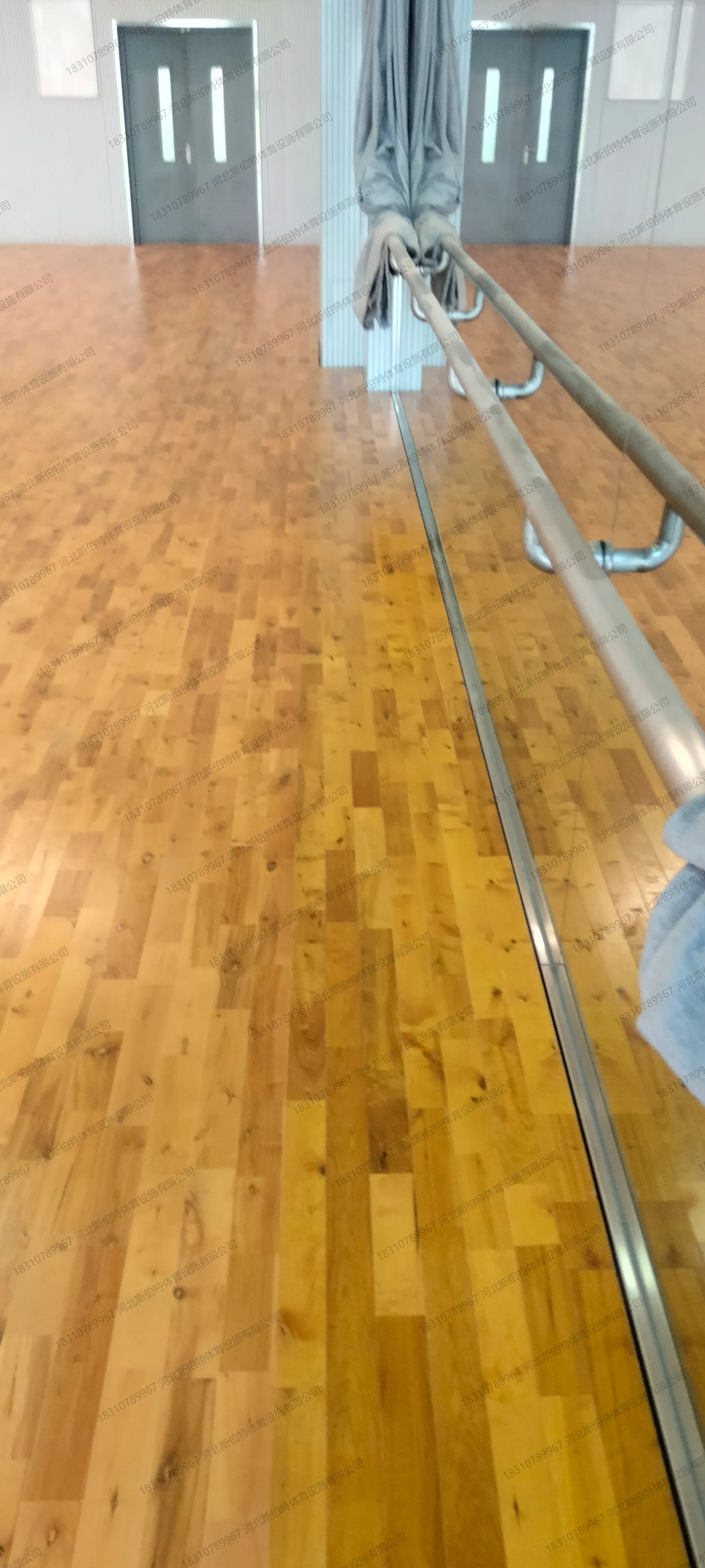 完工实景:运动场标线完整,大学教学馆空间