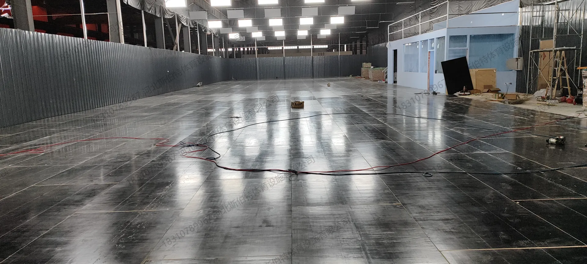 施工过程：面板铺装与上漆阶段，地板逐步成型