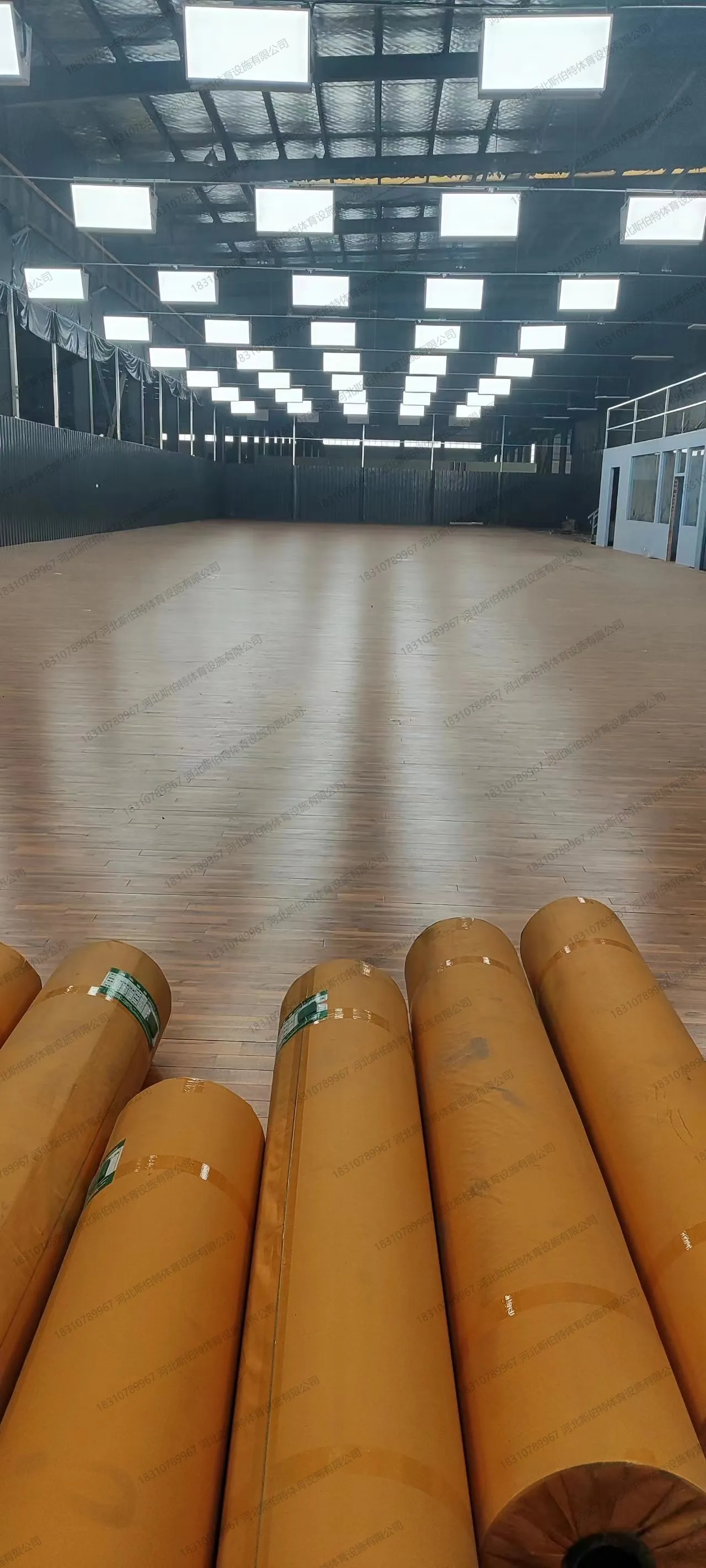 完工实景：地板铺装完成，高光漆面，场地交付