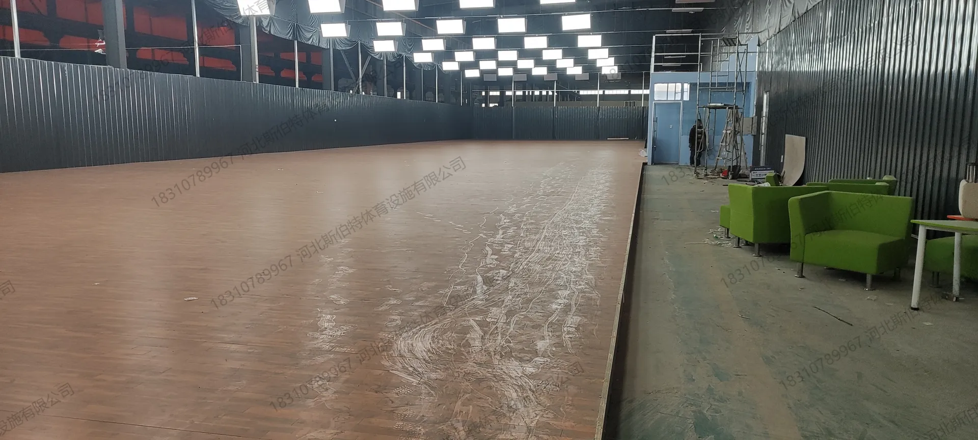 施工过程：面板铺装中，D级带漆与C级板混铺