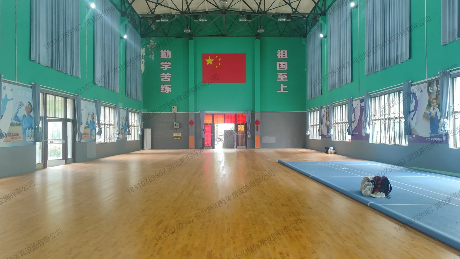 完工实景:木地板铺装完成,场地整洁,体操垫就位