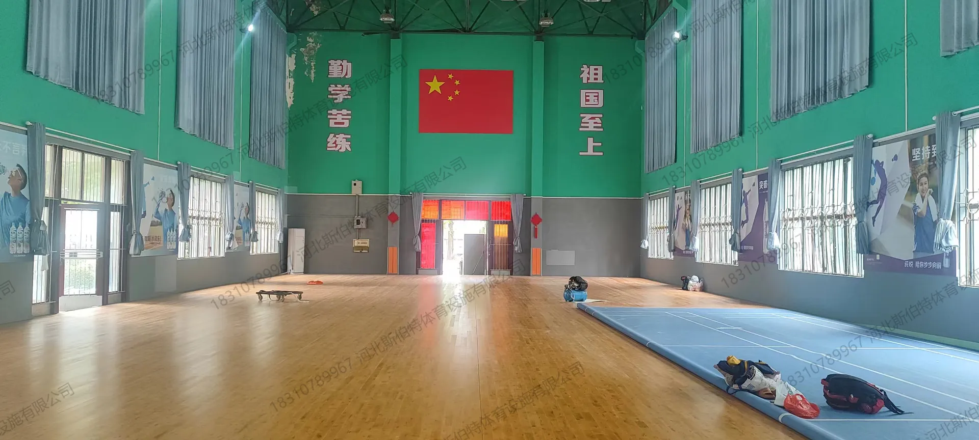 完工实景:木地板基层,浅棕黄色漆面,木纹清晰