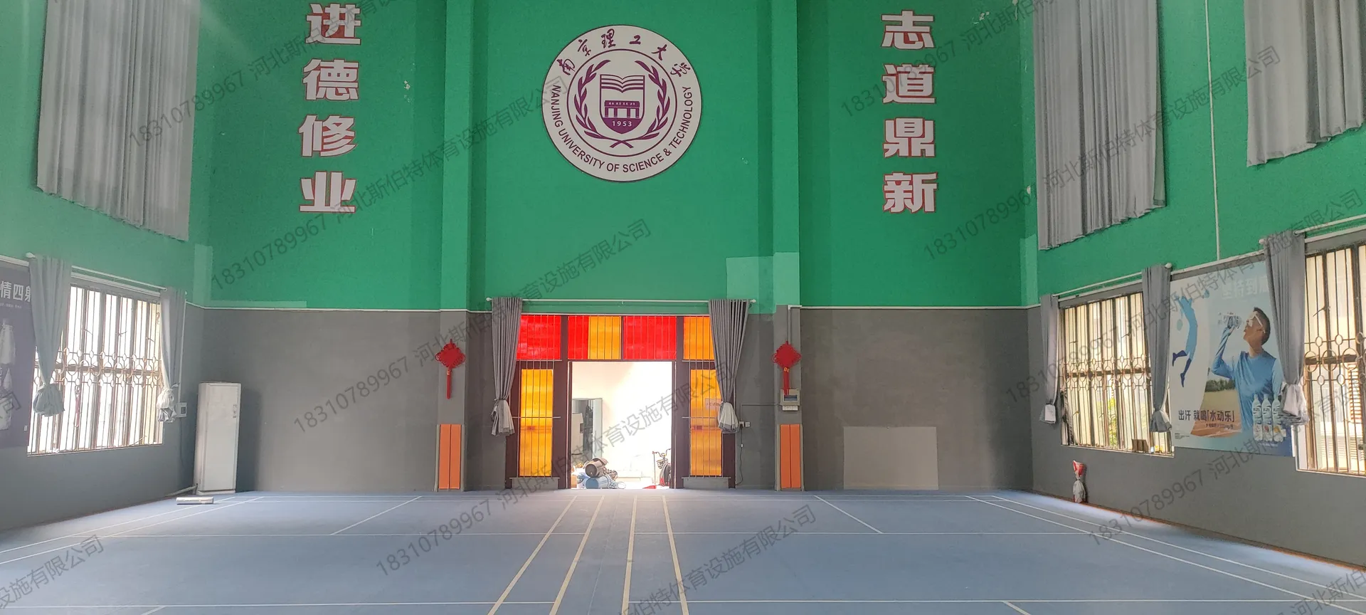 完工实景:蓝色PVC地胶铺设完成,白色运动场标线清晰