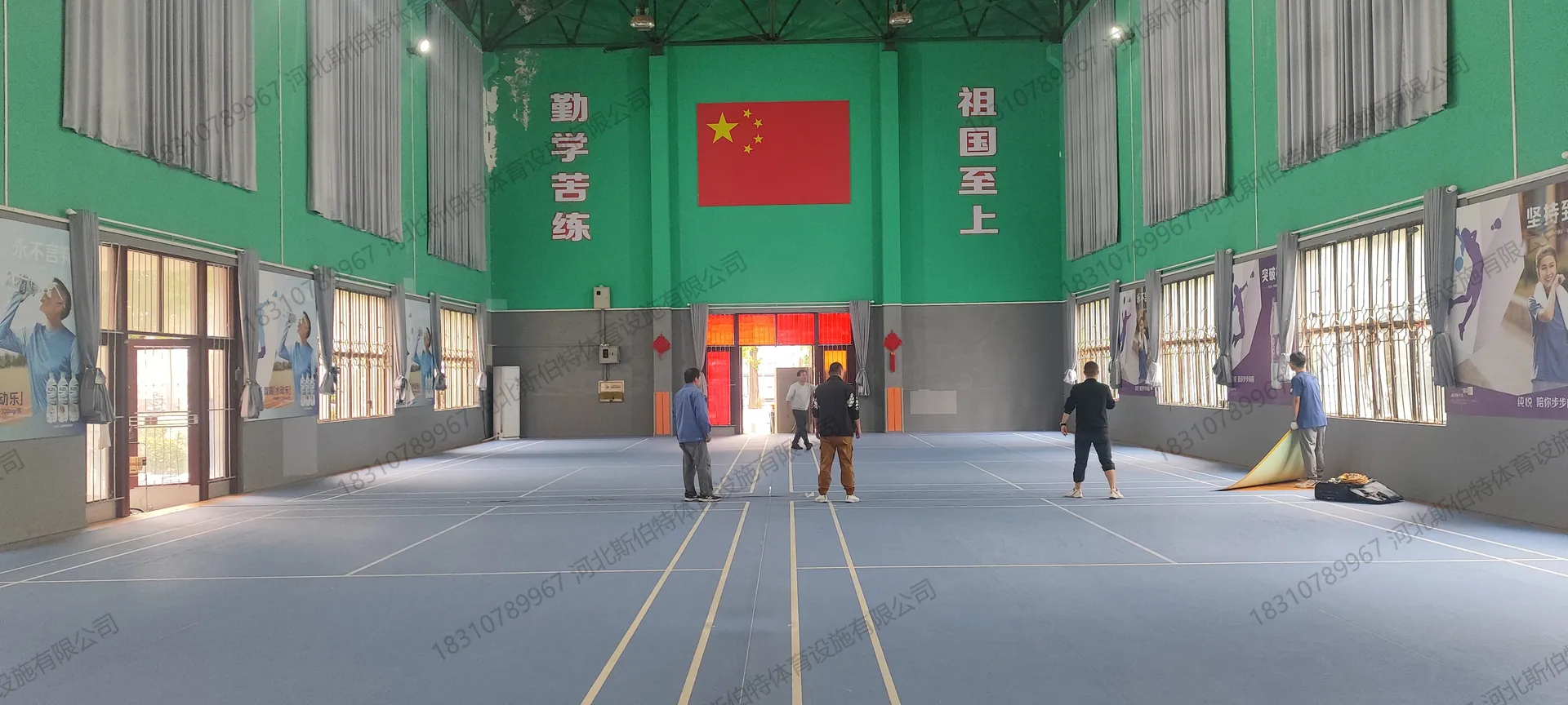 完工实景:蓝色PVC地胶,运动场标线,大学体育馆空间