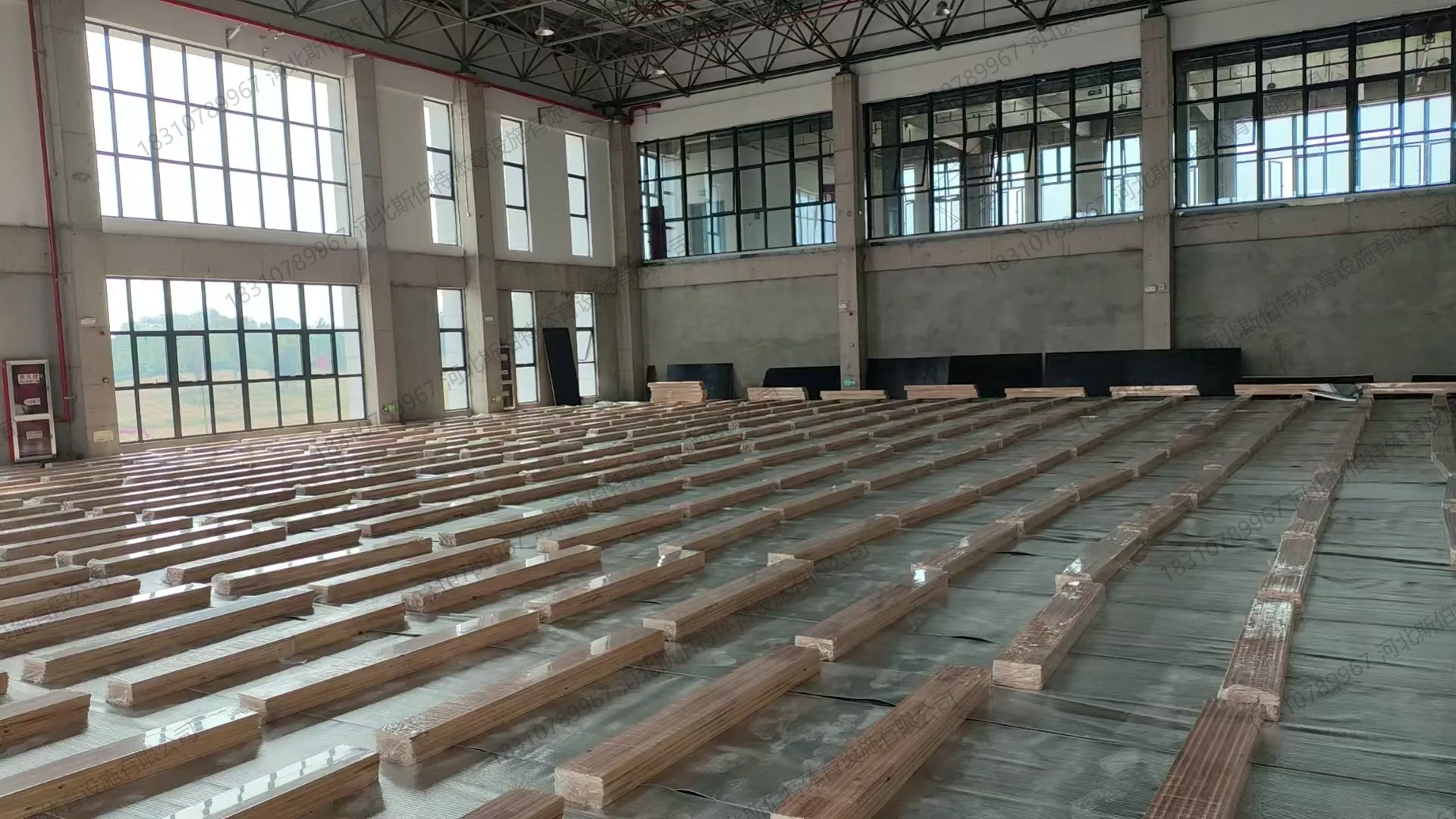 南陵惠民中学体育馆：1110平方米枫桦木A级单层龙骨运动木地板案例 - 第 1 张