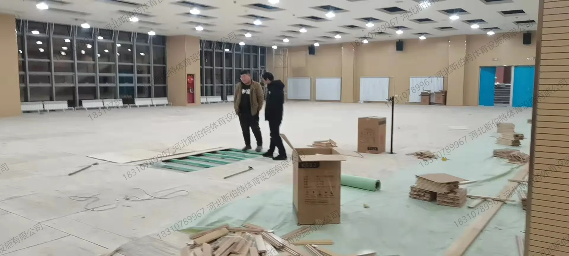 龙骨铺设中：绿色双层龙骨网格铺设，减震垫块分布，面板待铺