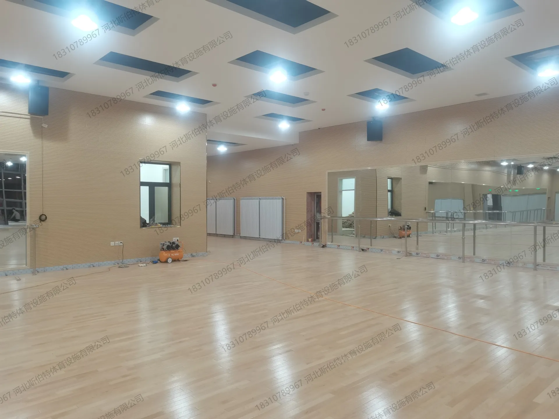 落地镜与地板：墙面安装大型落地镜，浅色原木色地板反射柔和