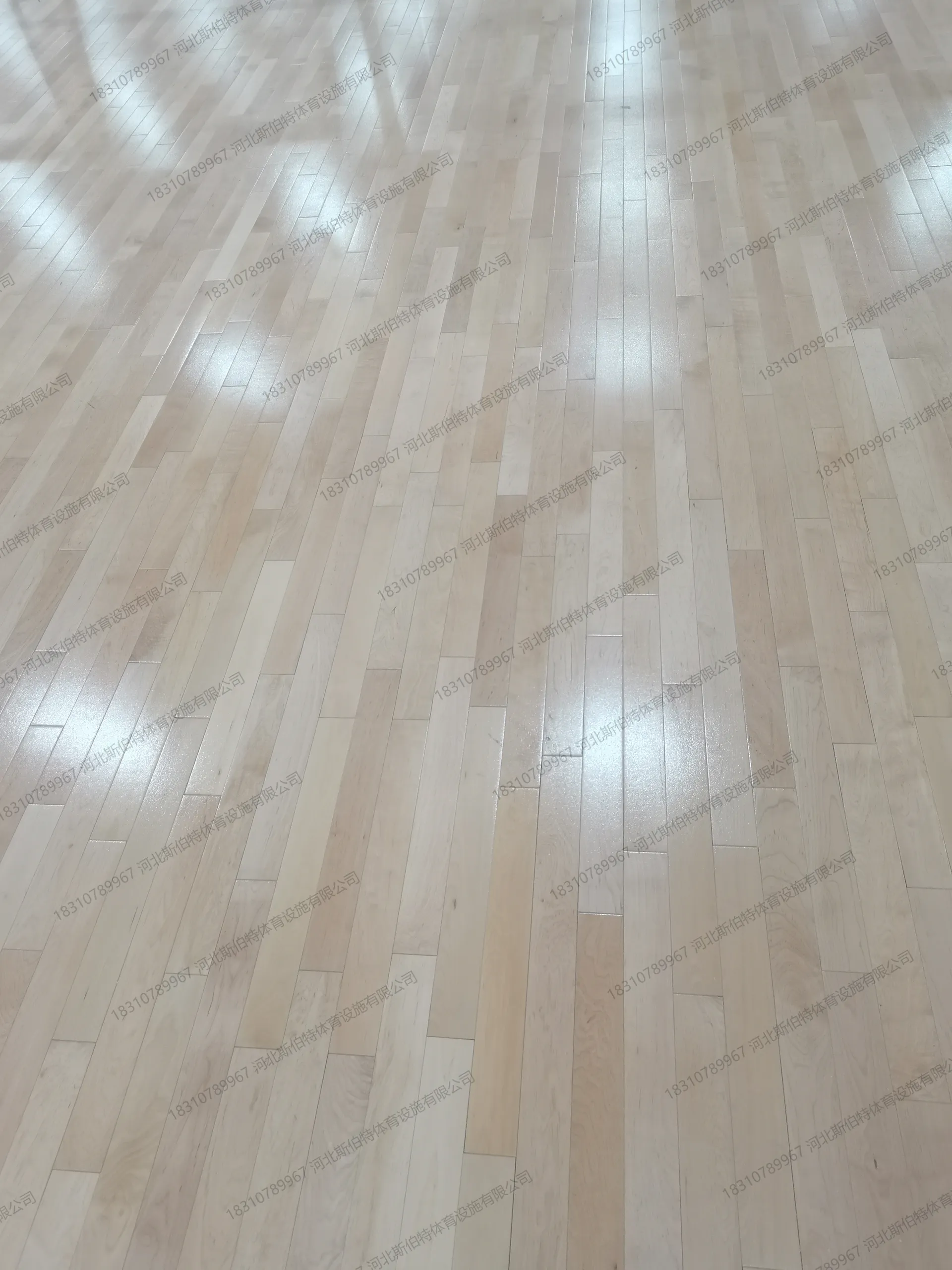 完工特写：A级原木色地板表面光滑，纹理细腻，光泽均匀