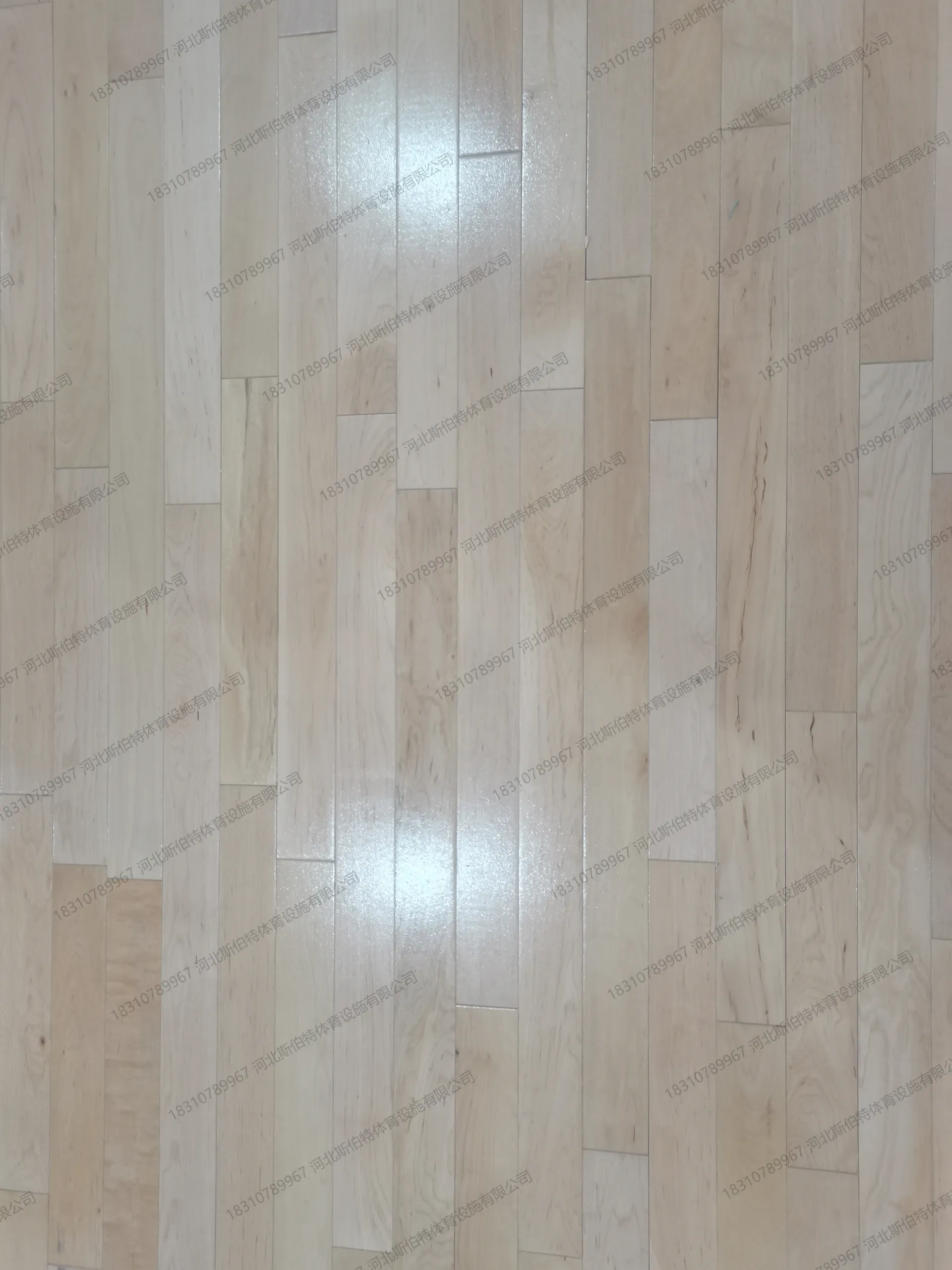 错缝拼接特写：面板拼接紧密，错缝平铺，A级原木色纹理统一