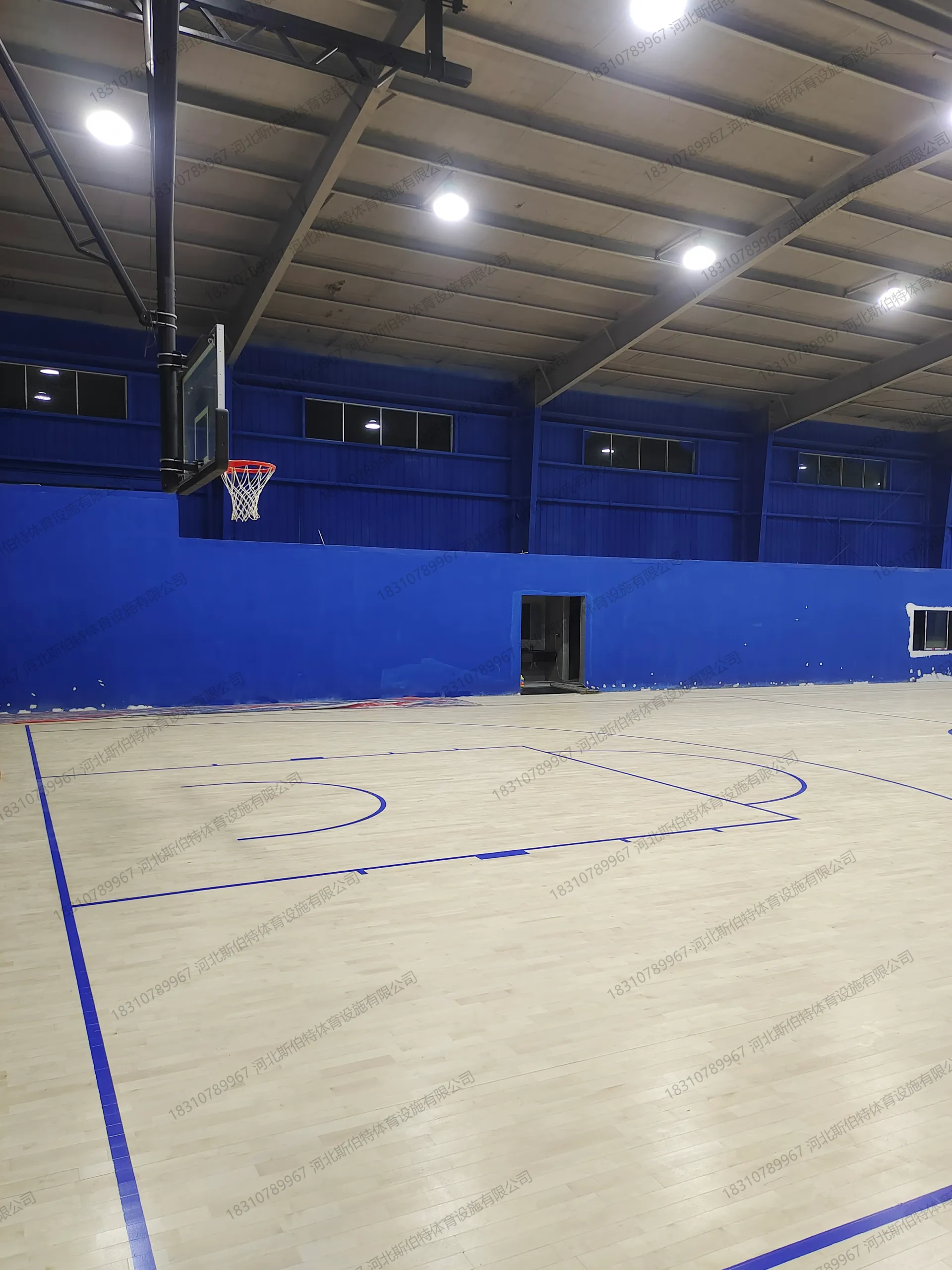 完工实景:蓝色篮球标线清晰,记分牌亮起