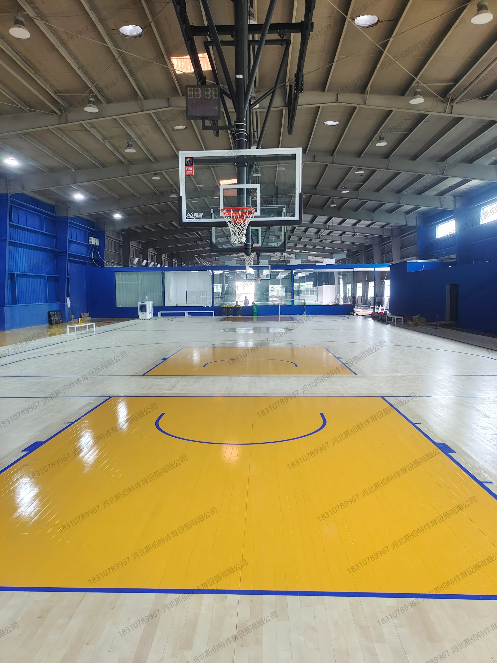 完工实景:蓝色标线+高光泽漆面,FIBA篮球架就位