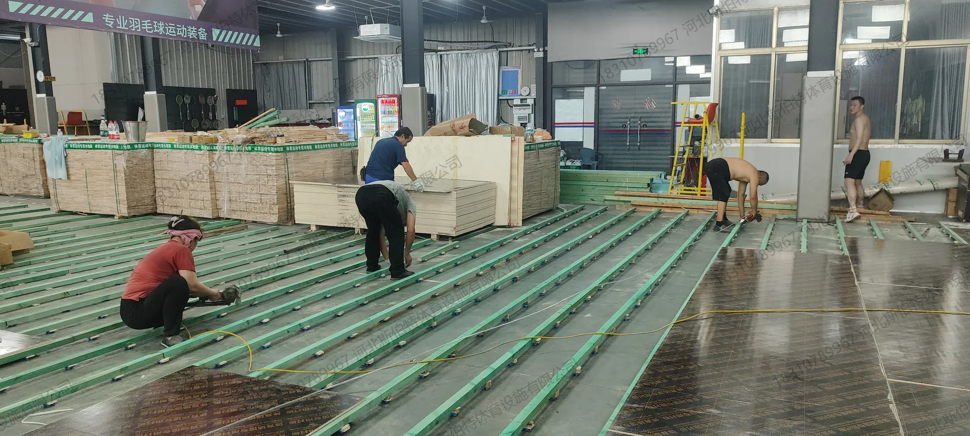 施工过程:龙骨、毛地板、面板分层结构清晰可见