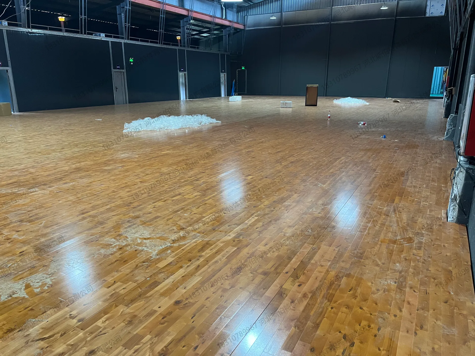 施工收尾：面板铺完，地面有气泡膜保护，待上漆划线