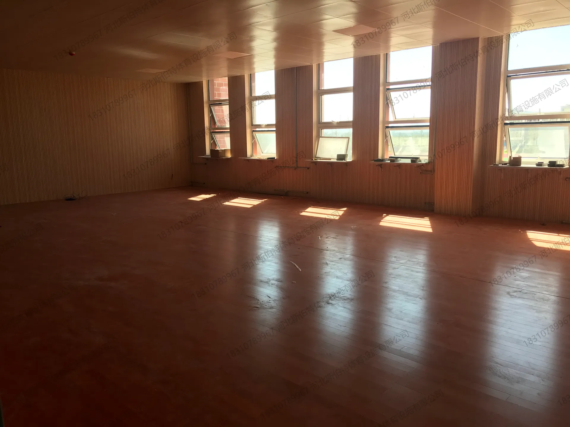 完工实景：枫桦木B级加色地板铺装完成，五扇大窗户采光