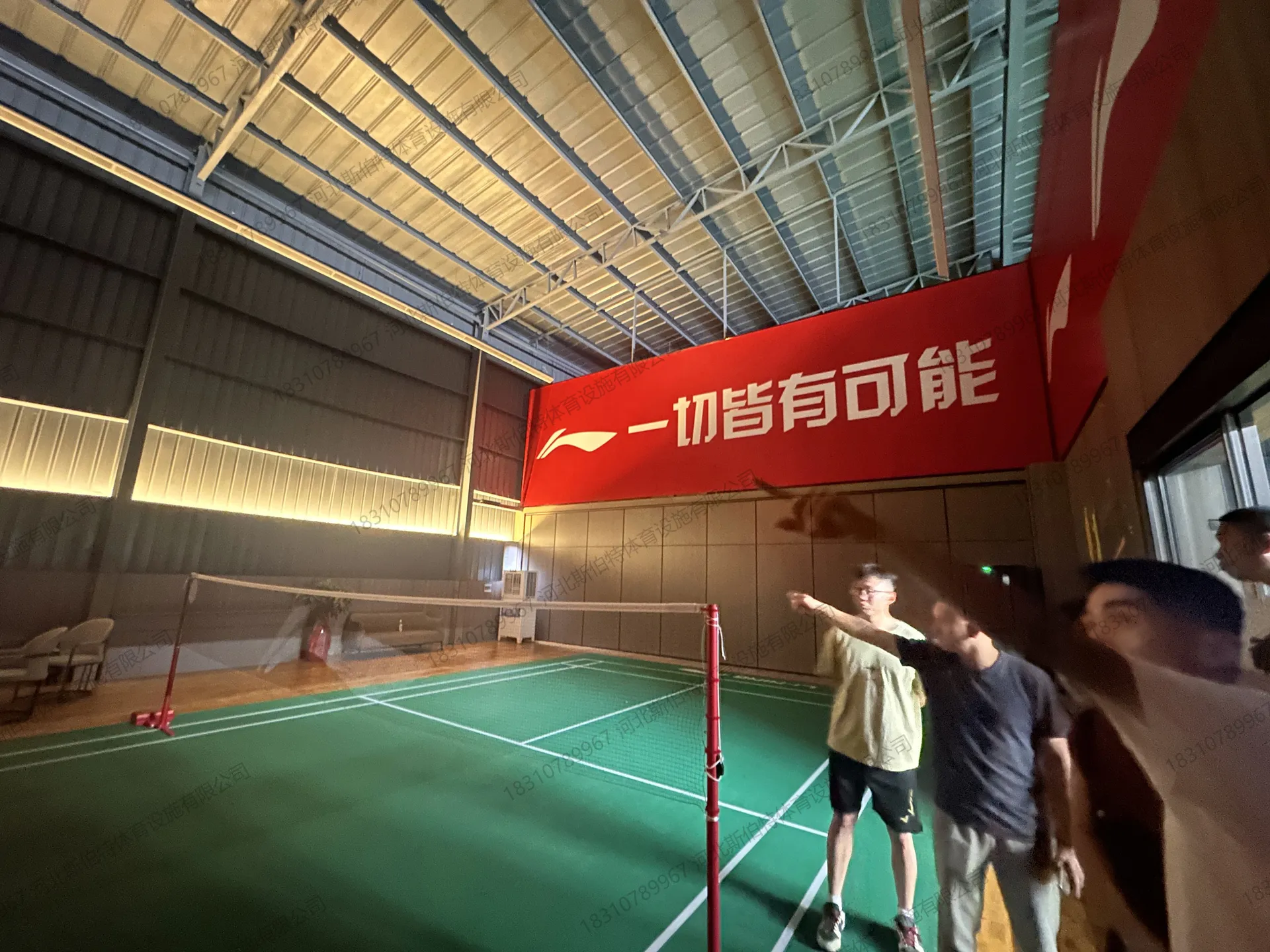 完工实景:墙面挂李宁品牌横幅"一切皆有可能",地胶标线清晰
