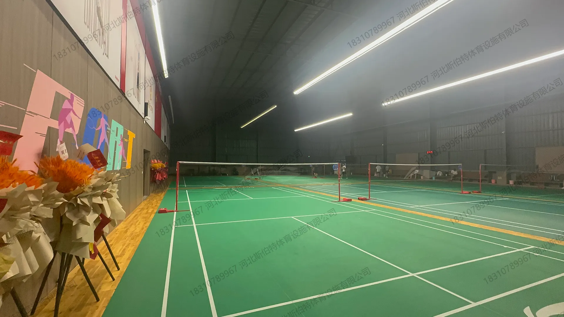 完工实景:墙面SPORT主题墙绘,绿色地胶配开业花篮