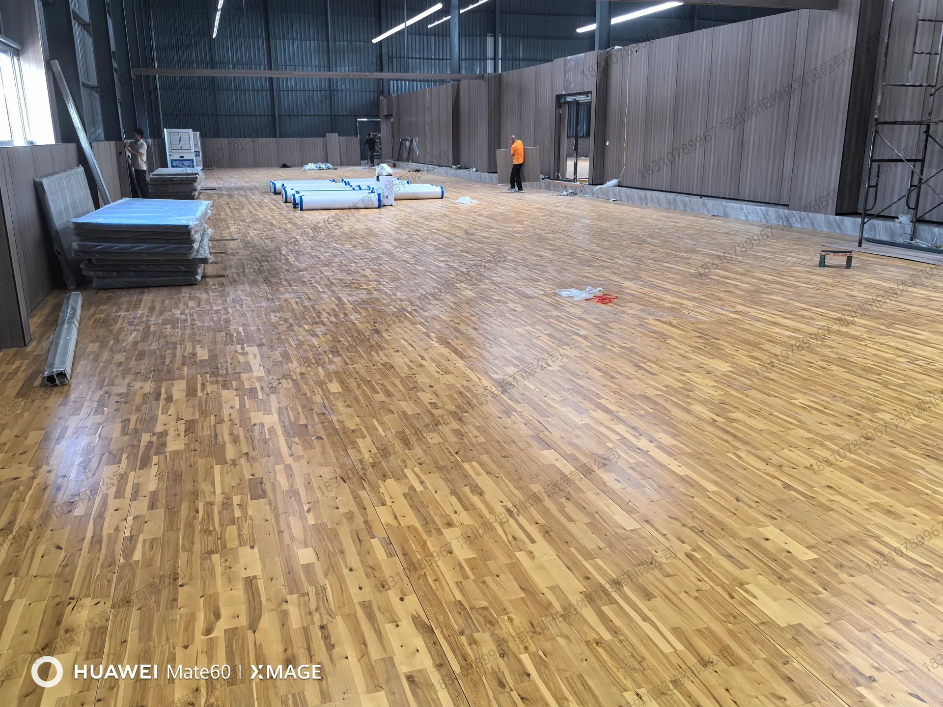 面板铺装完成:枫桦木C级板拼接整齐,木纹清晰,地胶卷材待铺