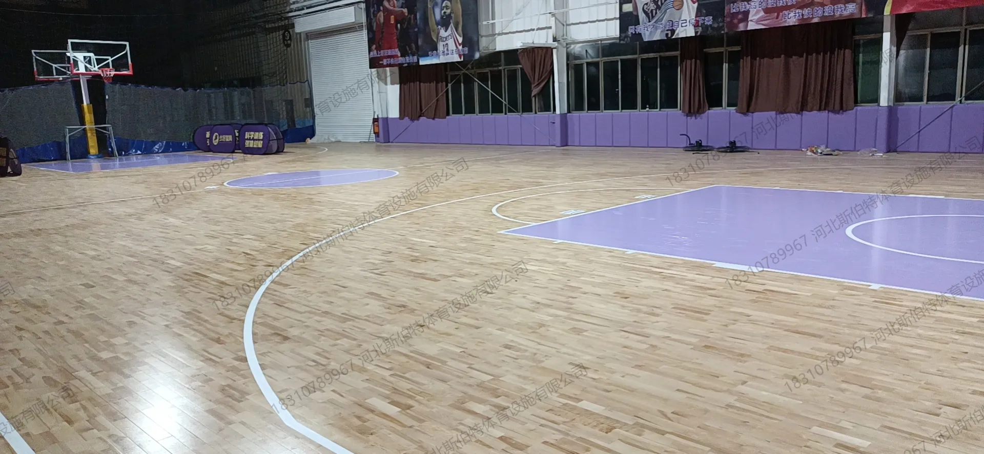 完工实景:枫桦木B级地板铺装完成,淡紫色彩漆分区配白色标线,篮球架就位