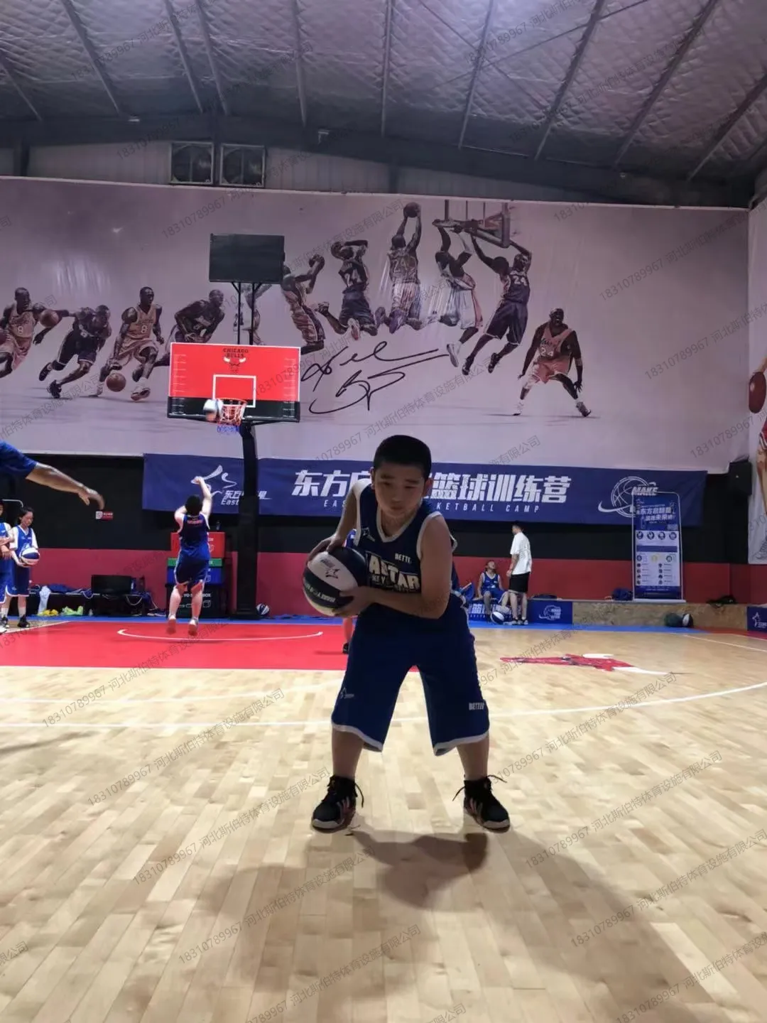 运营实景:东方启明星篮球训练营4vs4比赛,红色彩漆分区,学员统一球衣