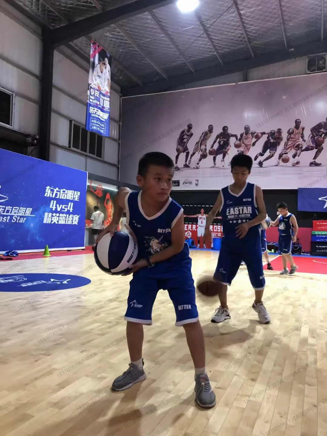 完工实景:多色彩漆分区,蓝色和红色训练区交错,白色标线清晰