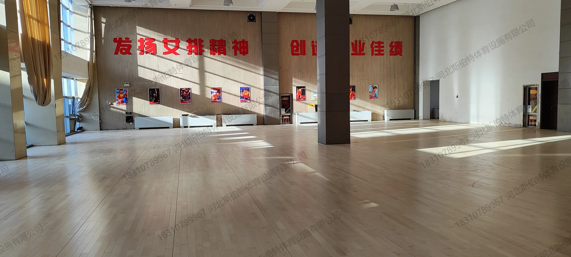 完工实景：另一角度，弧形落地窗自然采光，地板反光柔和