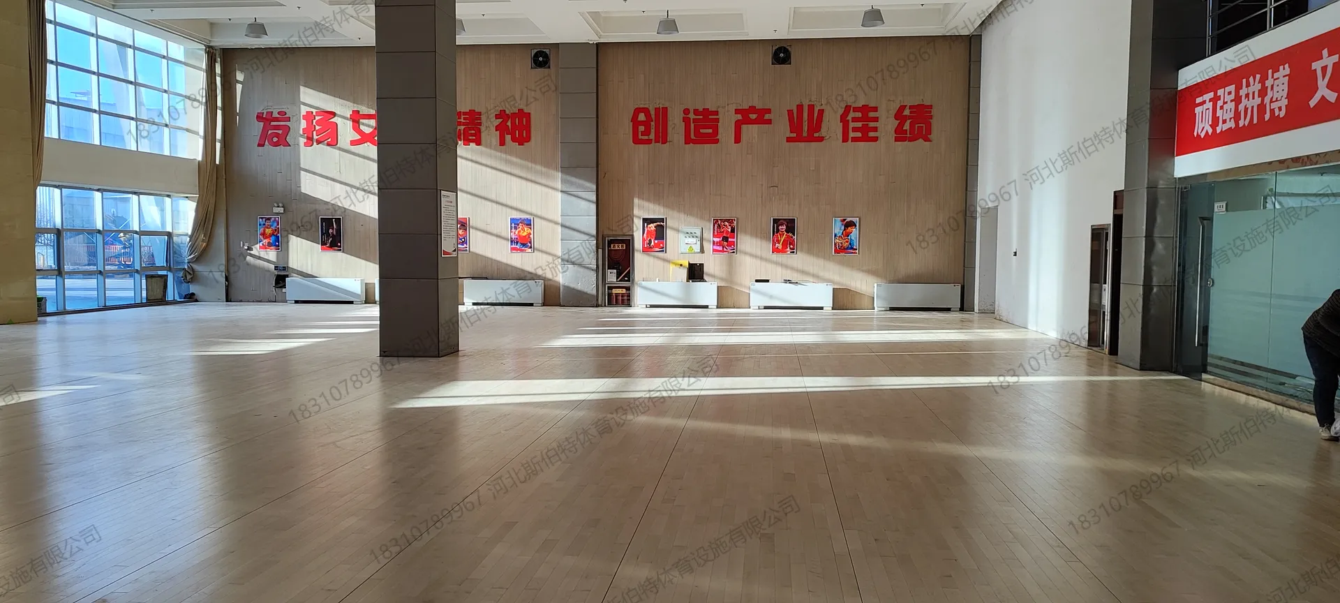 完工实景：枫桦木A级地板铺装完成，浅木色色泽均匀，企业场馆交付使用