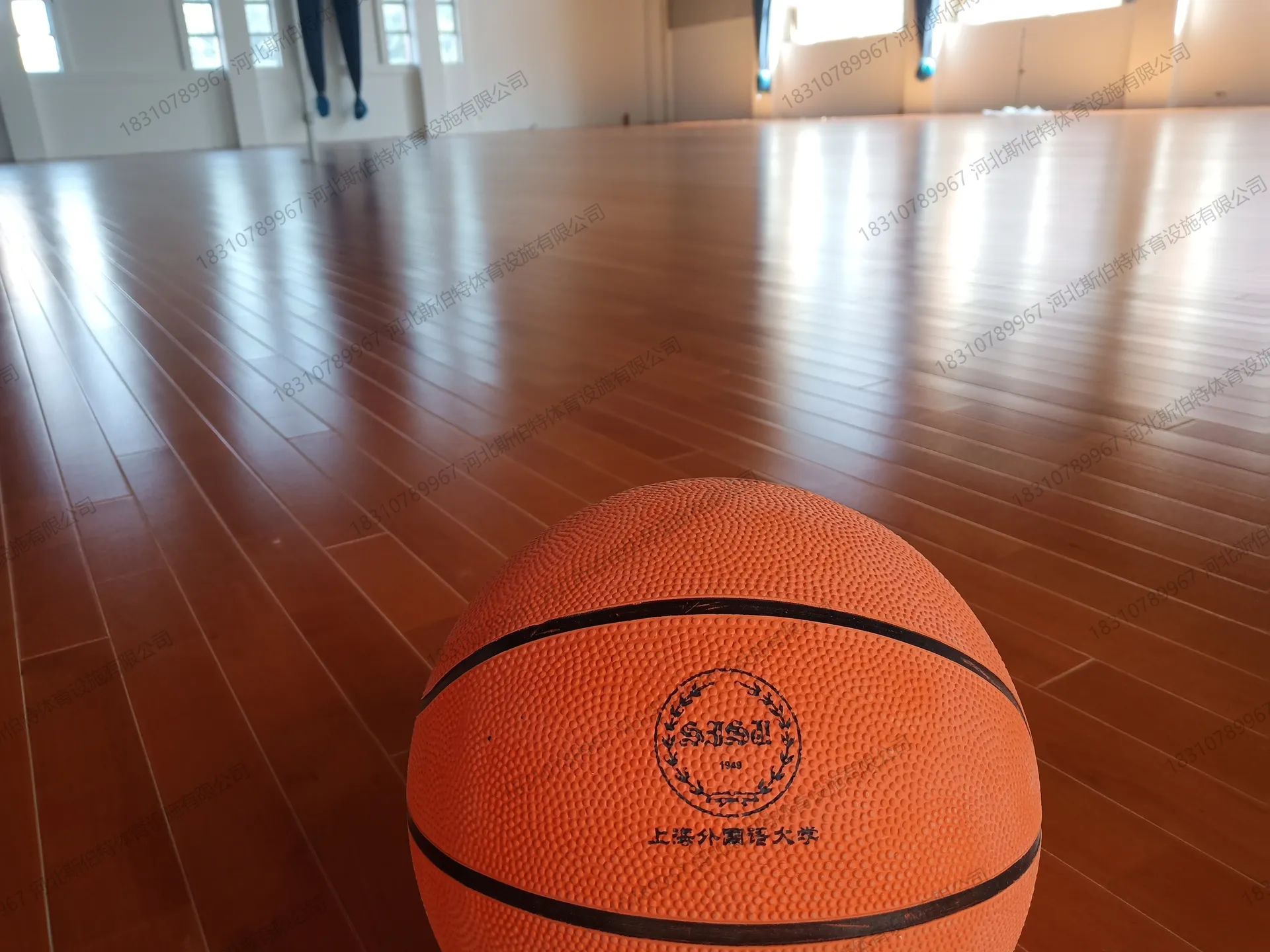 施工过程:面板45度斜铺中,工人由一侧推进,对角线铺设方向清晰
