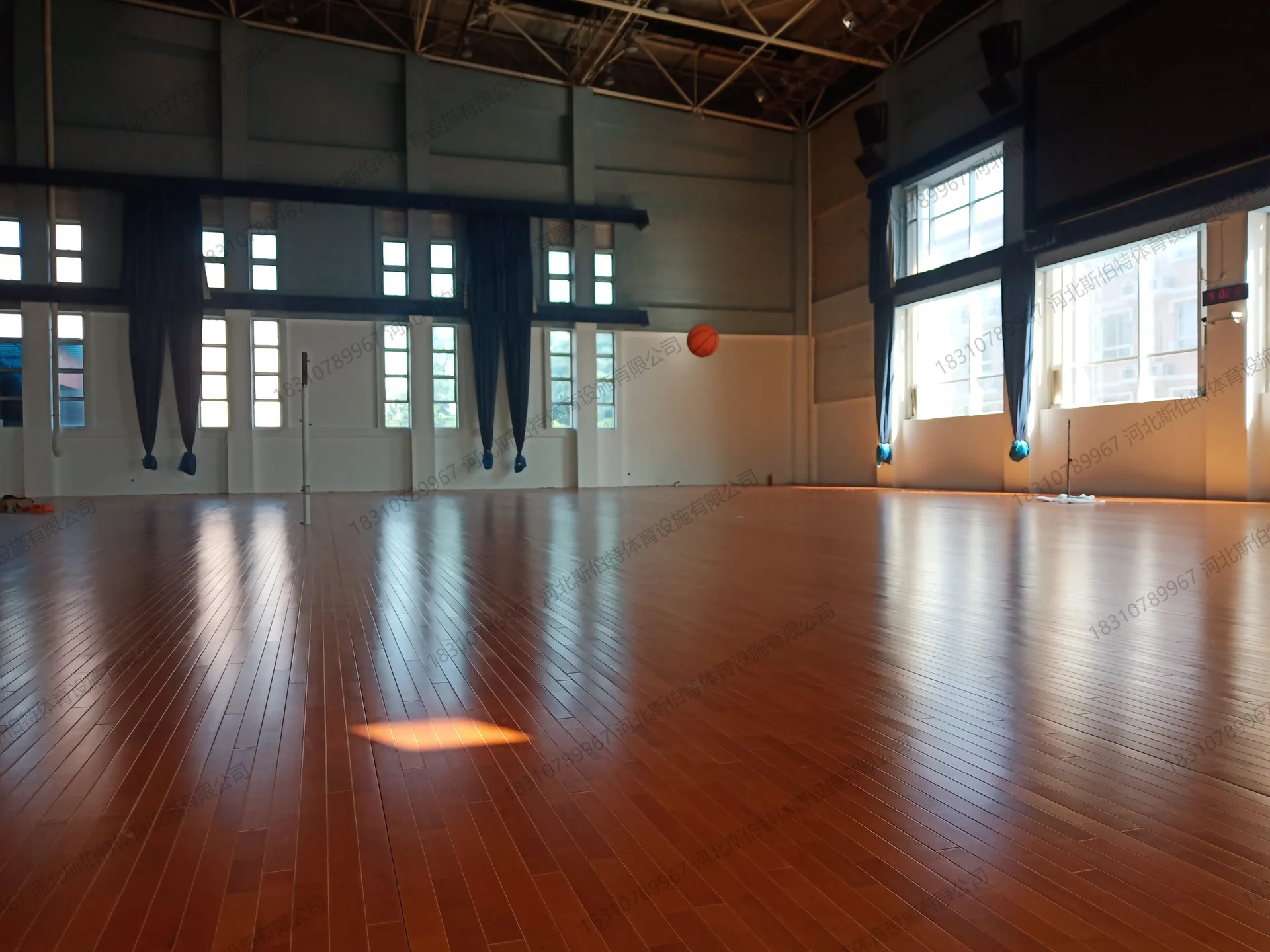 完工实景:45度斜铺成品,漆膜光泽饱满,场地具备使用条件