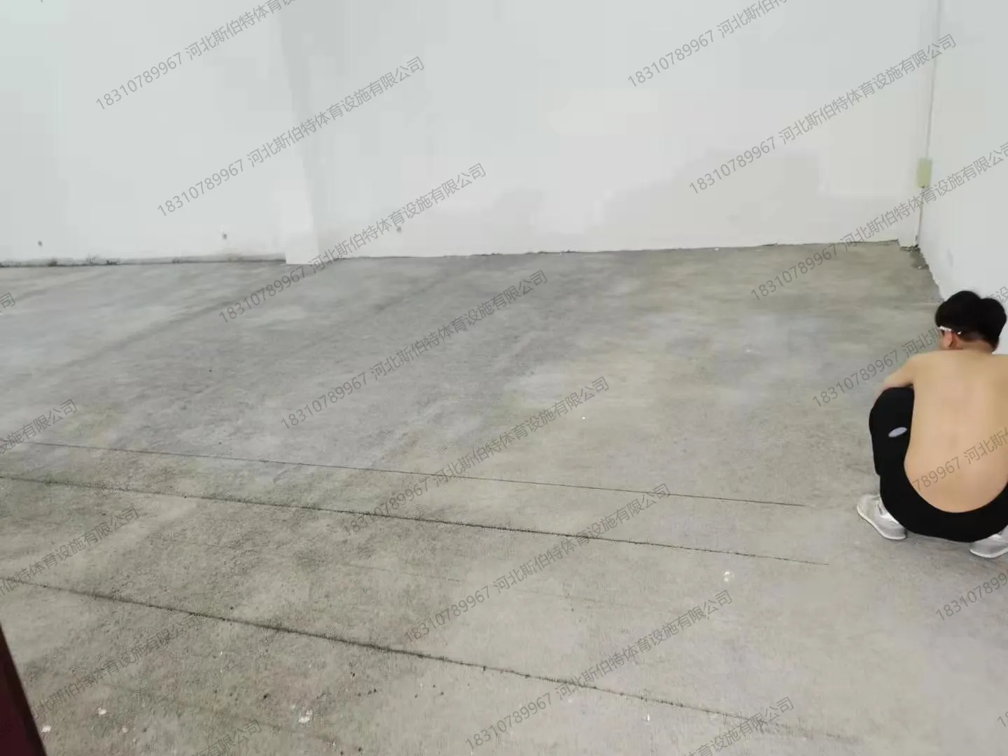 施工前期:空场地水泥基层,工人进场准备