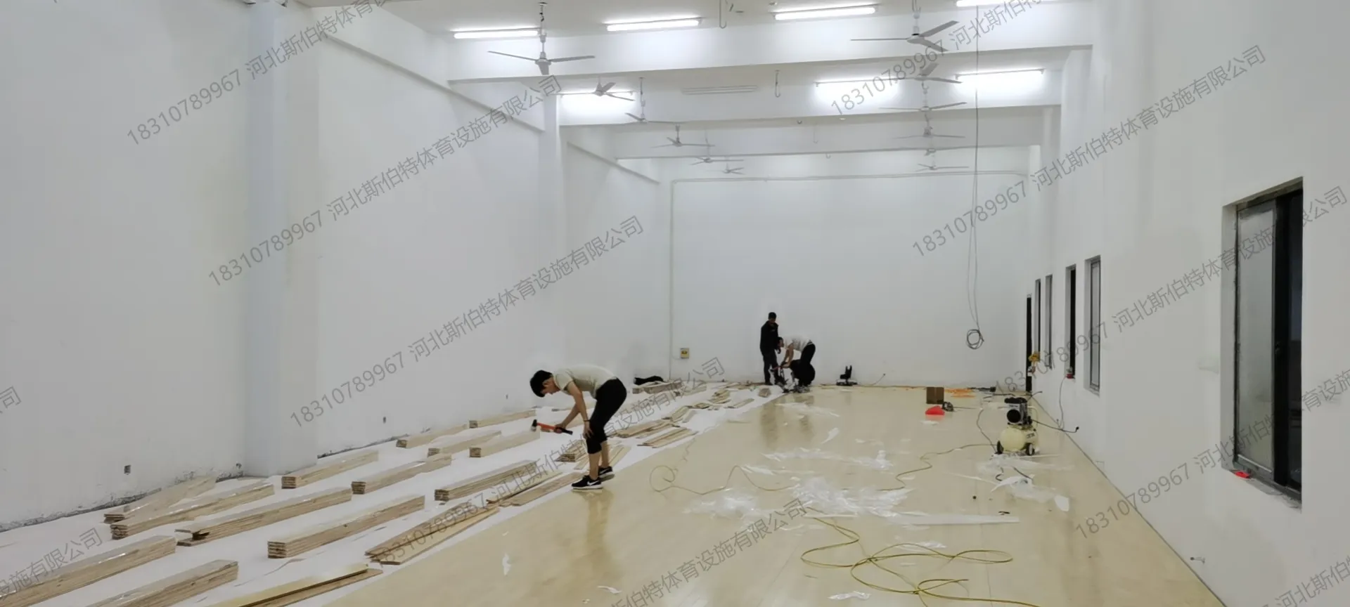 施工过程:面板大面积铺装中,浅色漂白枫桦木地板逐渐铺满场地