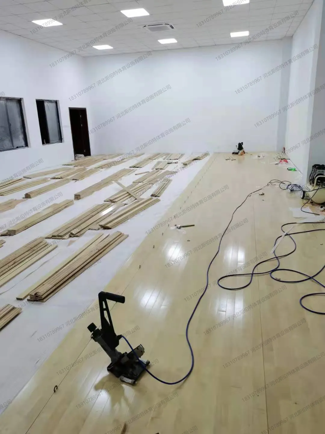 施工收尾:地板面板铺装完成,浅色漂白木纹整洁,现场清理中
