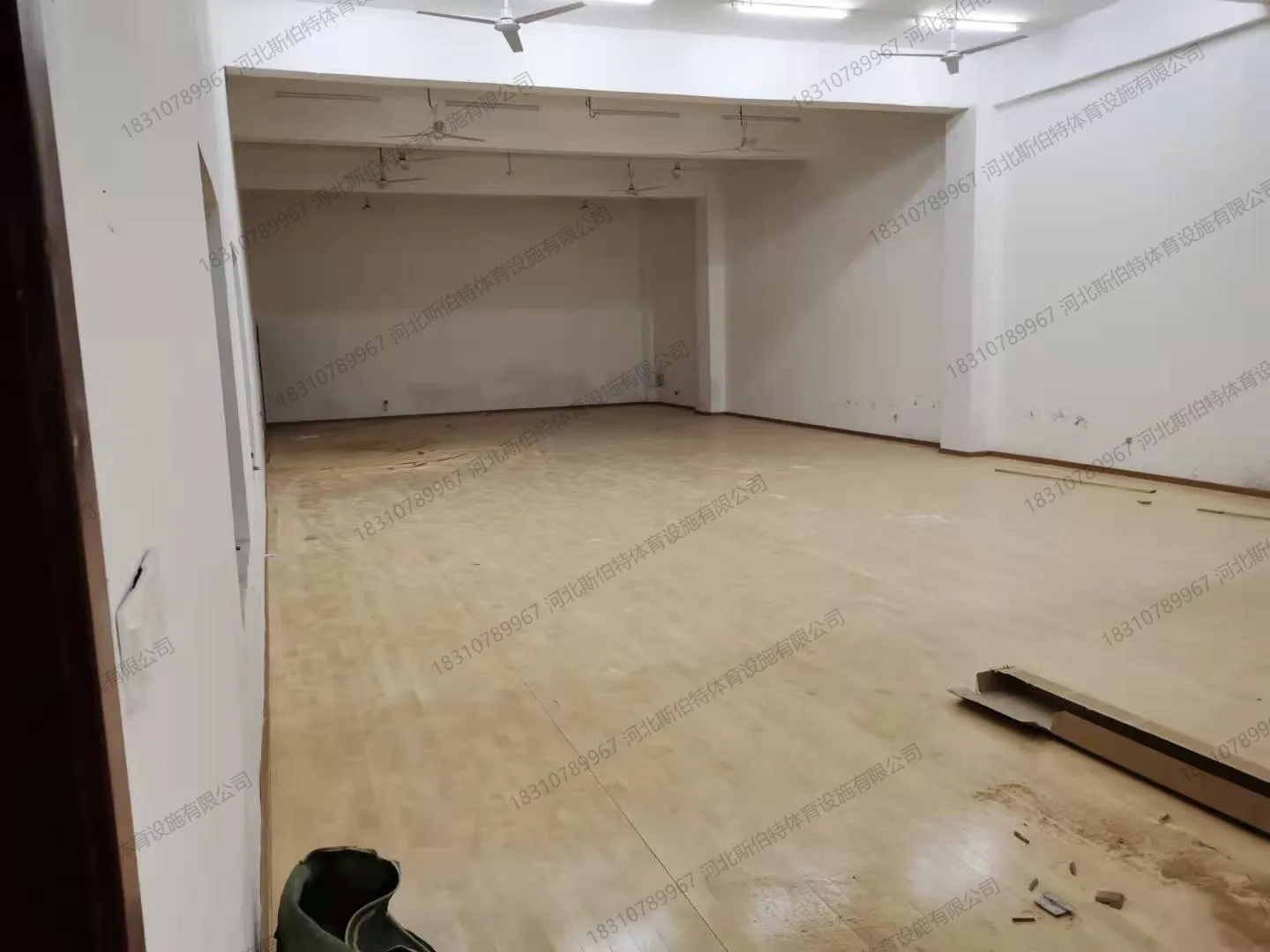 施工收尾状态:漂白枫桦木地板铺满,浅米白色调统一,空间明亮