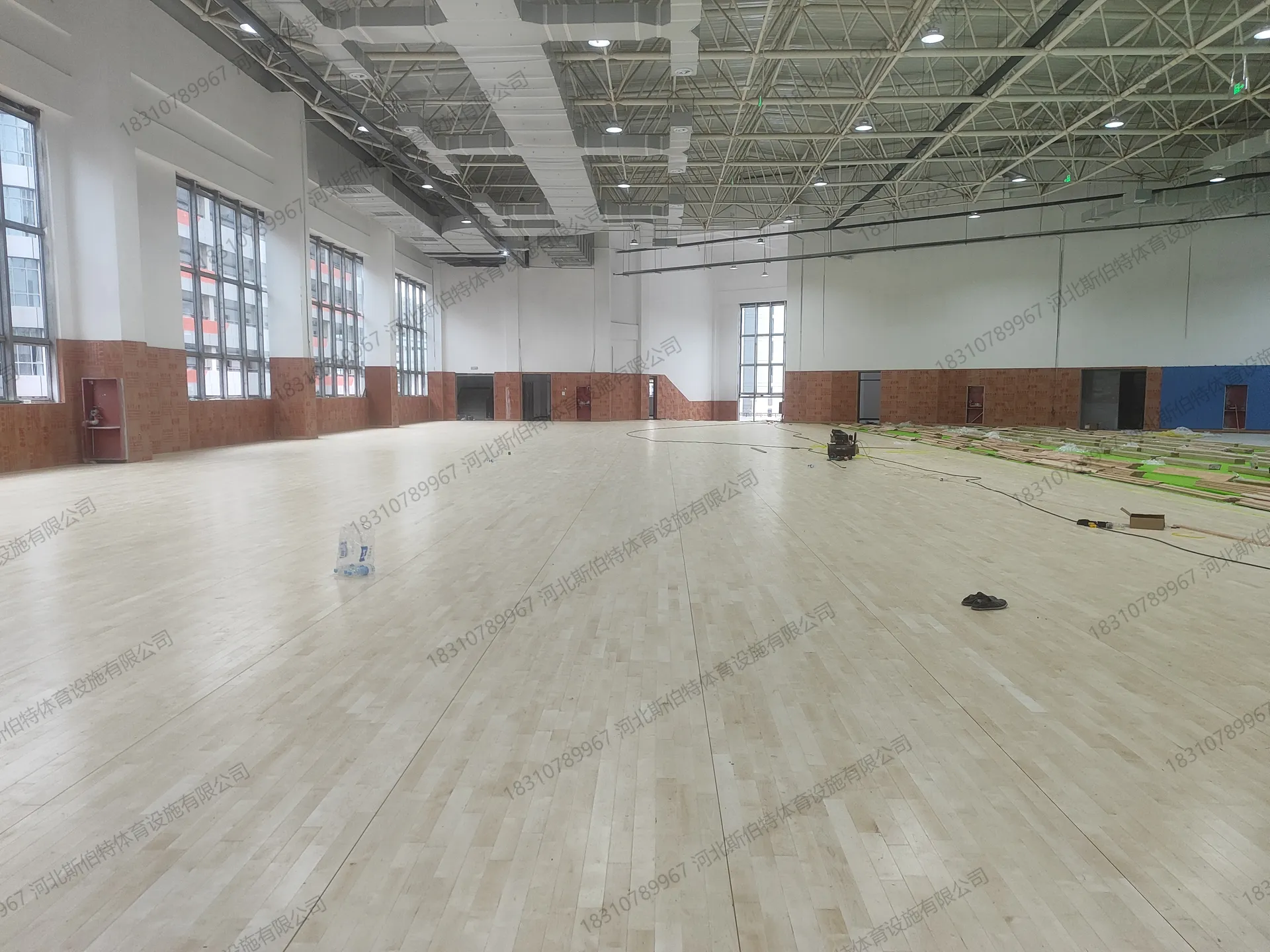面板铺设后期:大面积枫桦木A级地板已铺,表面平整