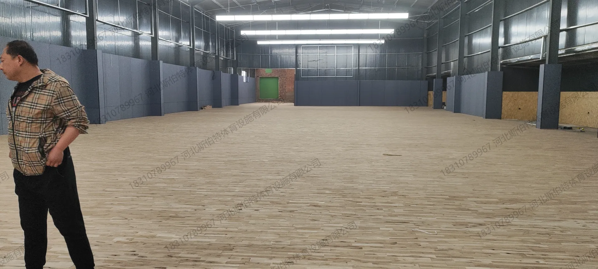 完工实景:D级板色差明显,浅深木纹交错,自然粗犷