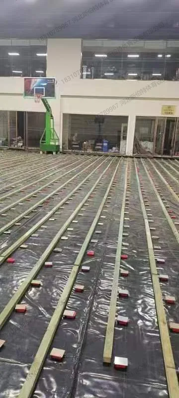施工过程:防潮膜铺设完成,减震垫分布其上,第一层LVL纵向龙骨安装中